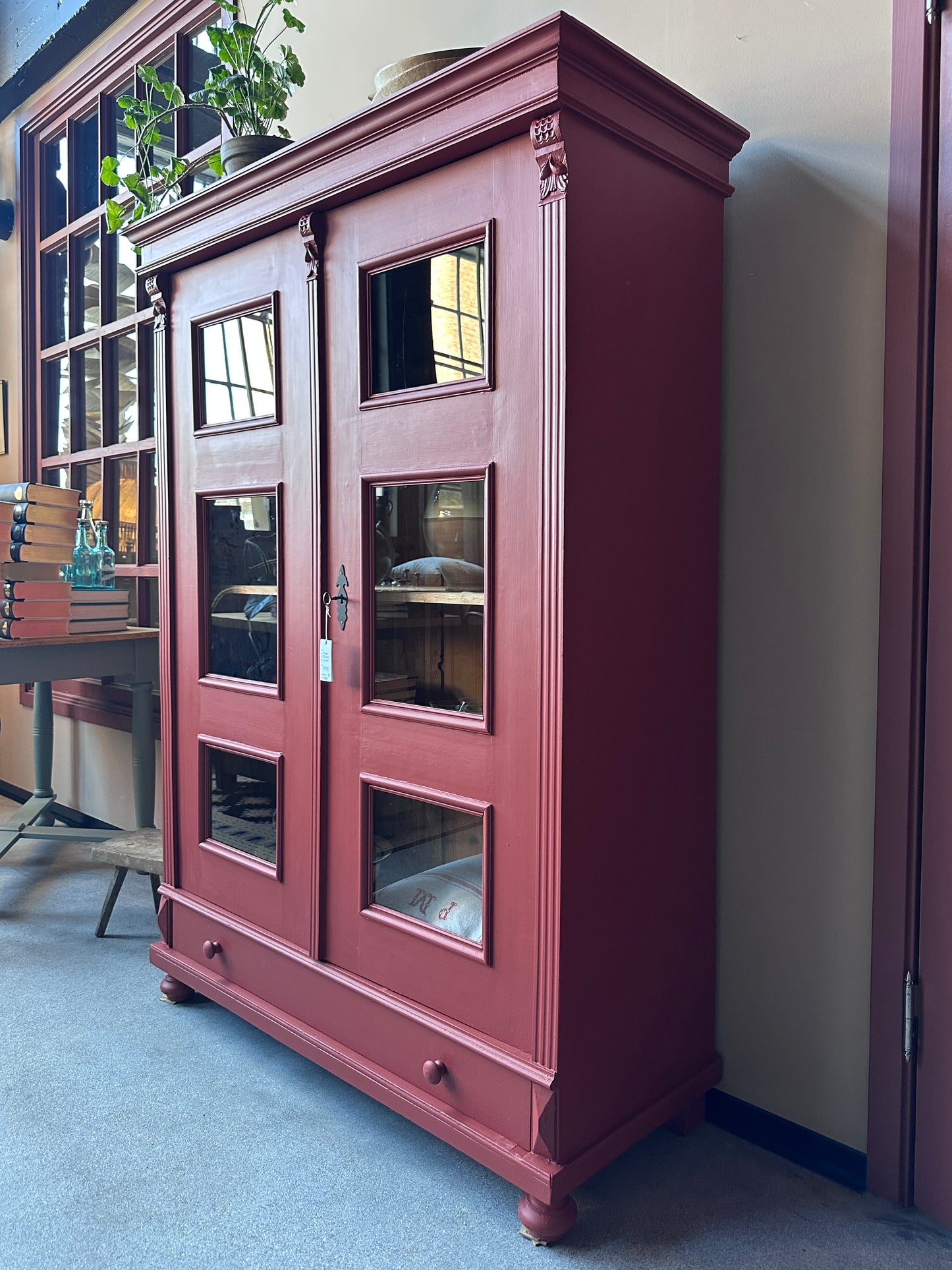 Ett vackert gammalt vitrinskåp med klassiska former och fina detaljer