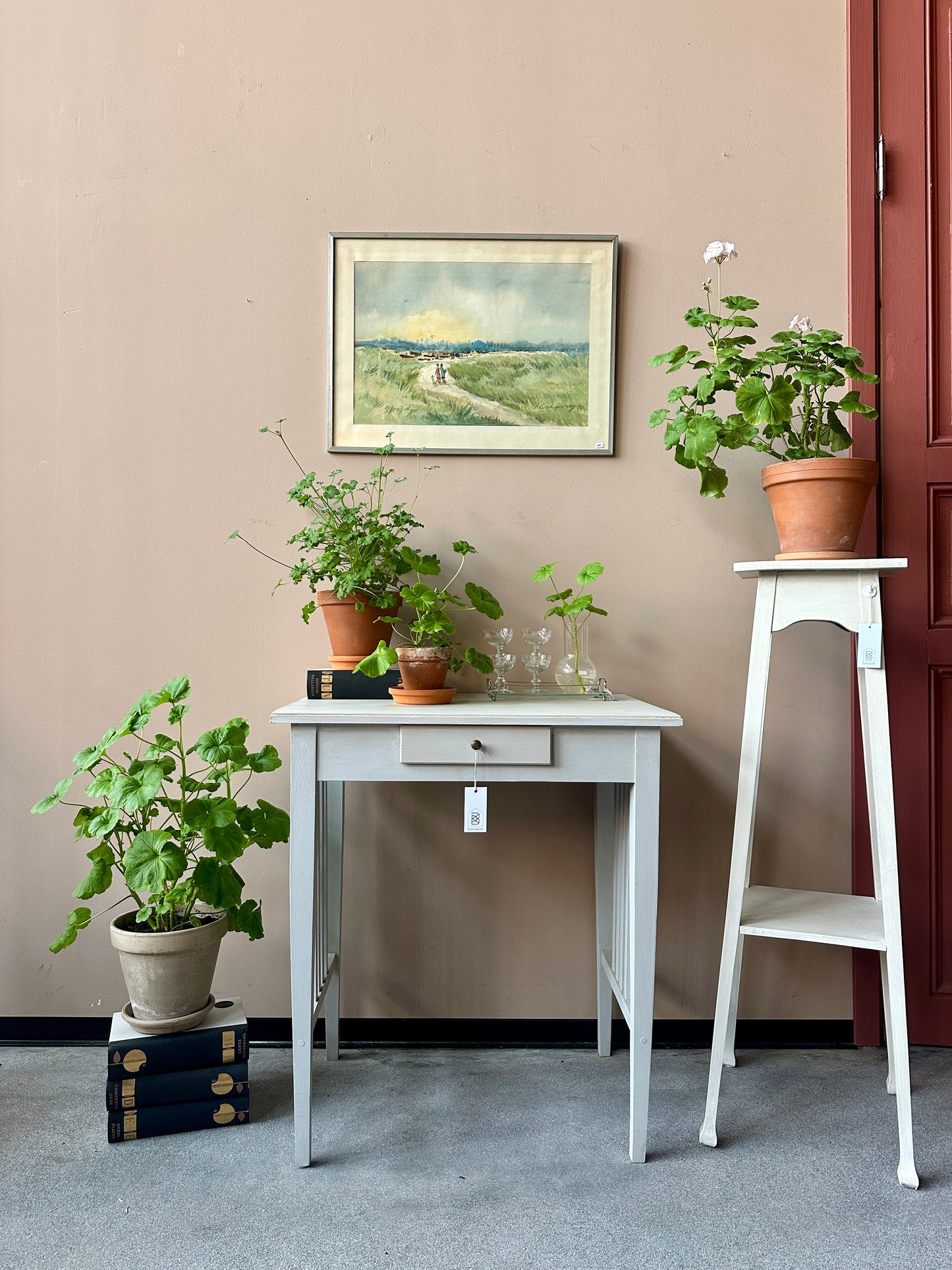 Ett otroligt vackert sideboard eller i lite nättare mått.
Bordet har en liten låda med ett vackert beslag