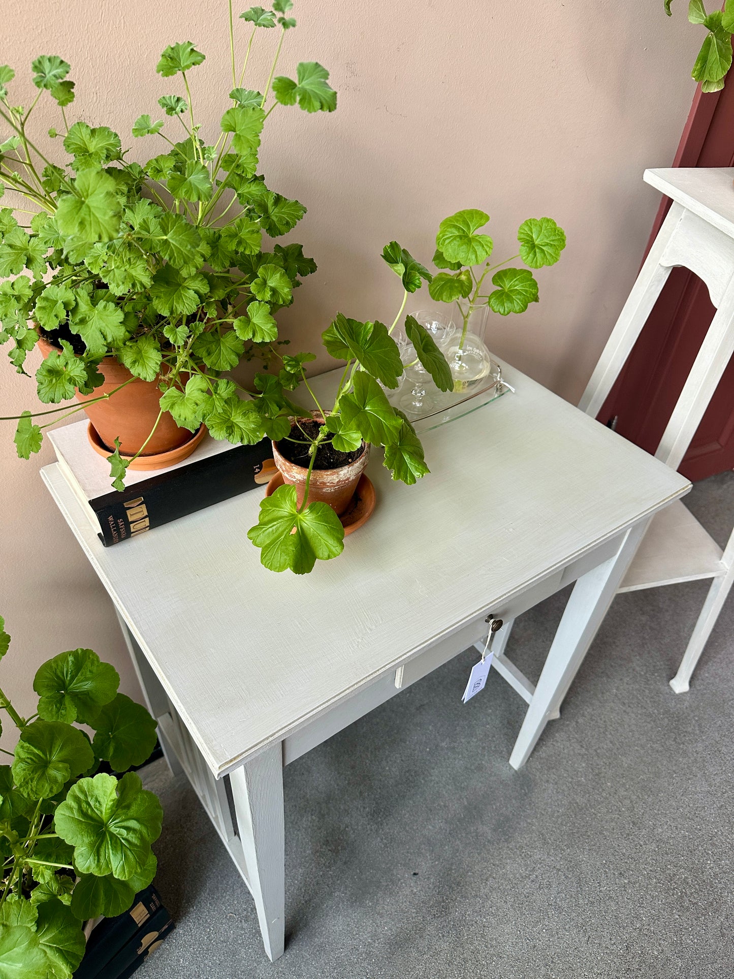 Ett otroligt vackert sideboard eller i lite nättare mått.
Bordet har en liten låda med ett vackert beslag