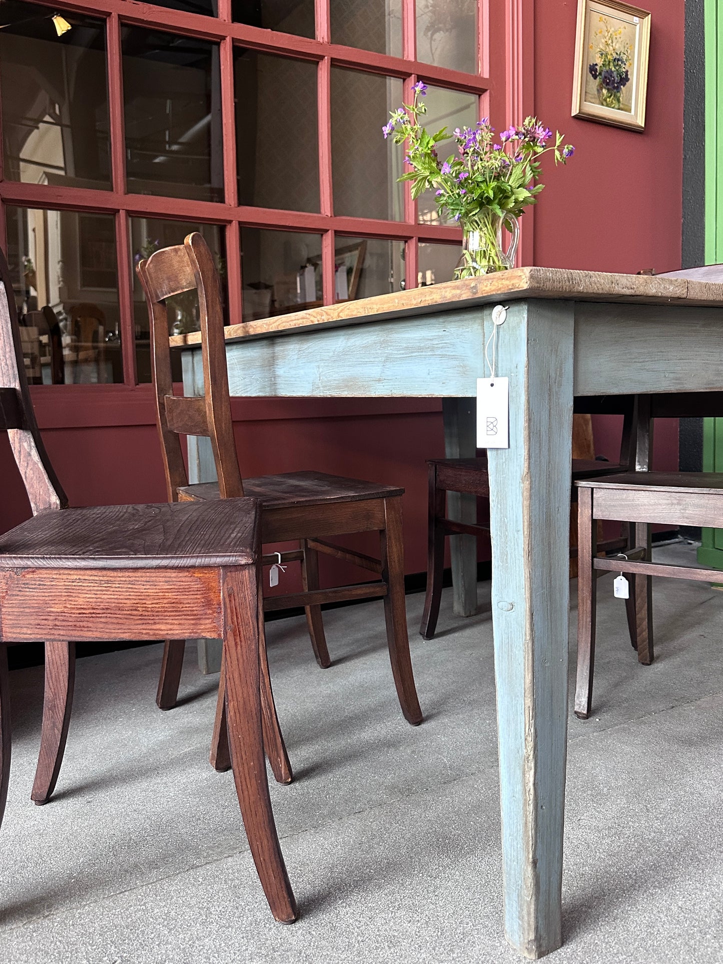 Ett otroligt vackert gammalt matbord, lite mindre men ändå rejält.
Notera den vackra bordsskivan i grånad furu med vacker patina.