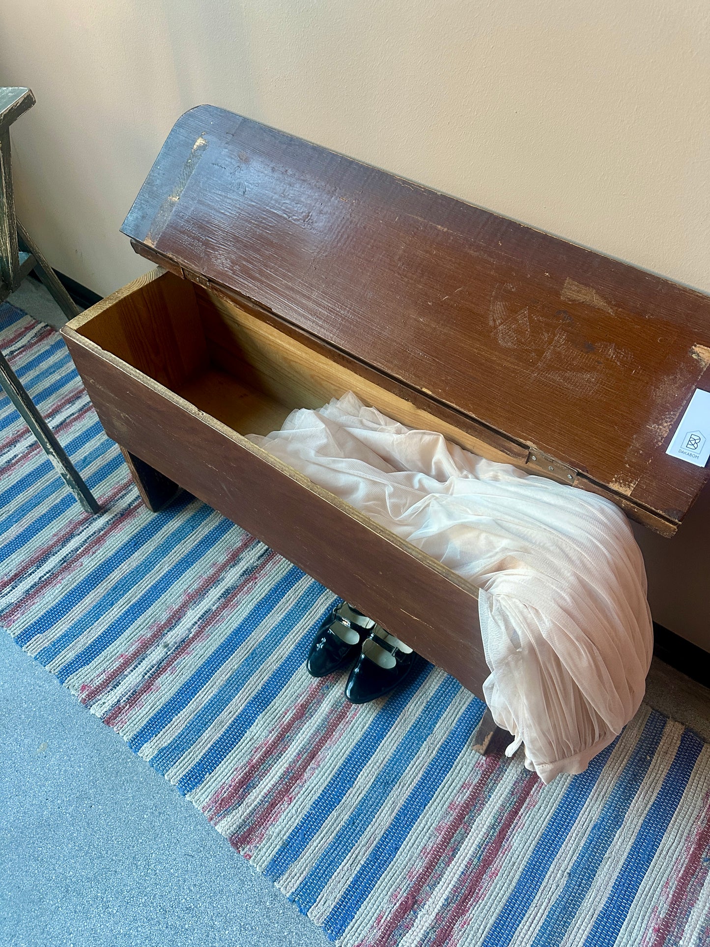 En gammal vacker träbänk med praktisk lucka och dold förvaring