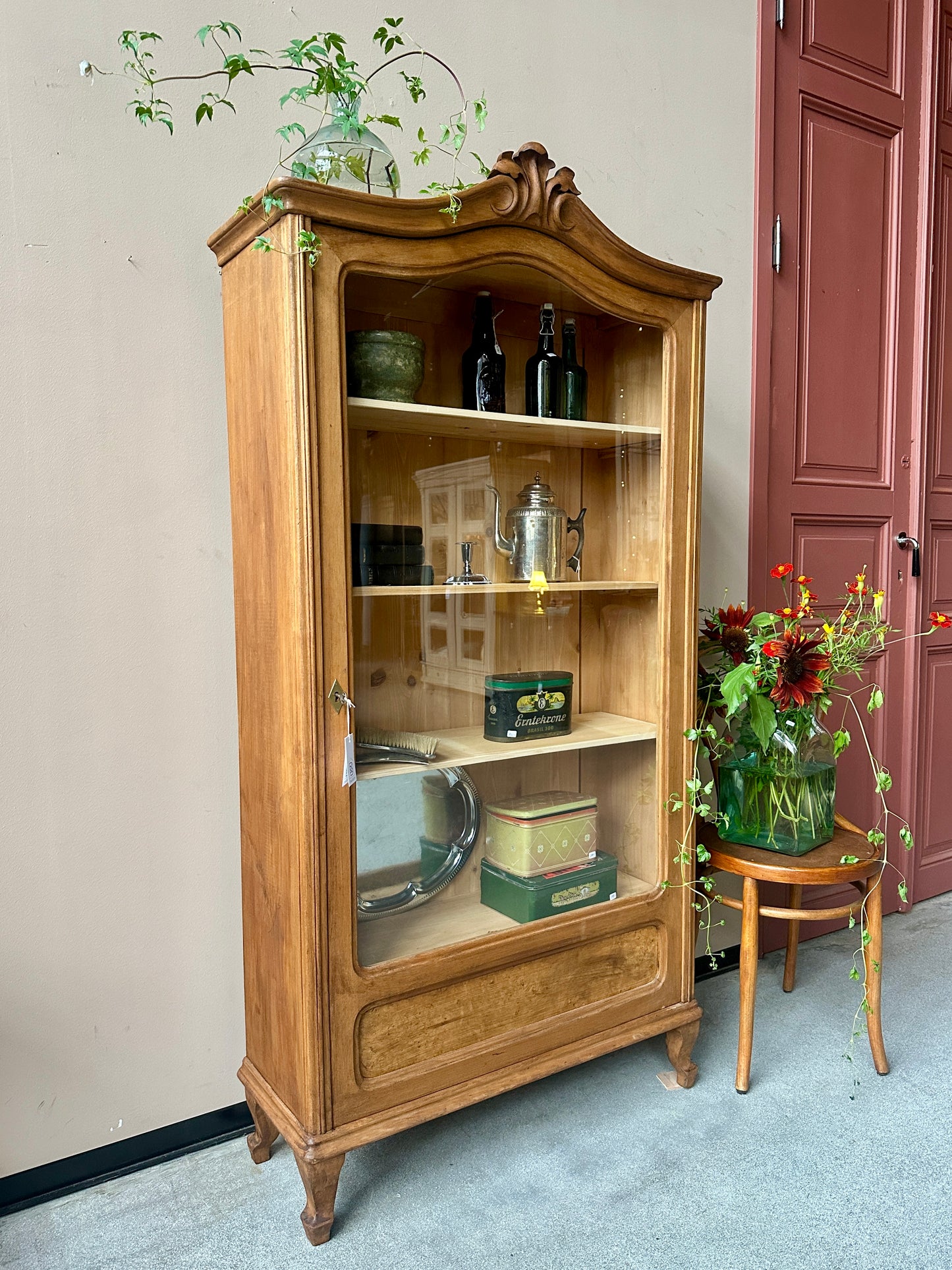 Ett gammalt, elegant vitrinskåp/displayskåp med en dörr