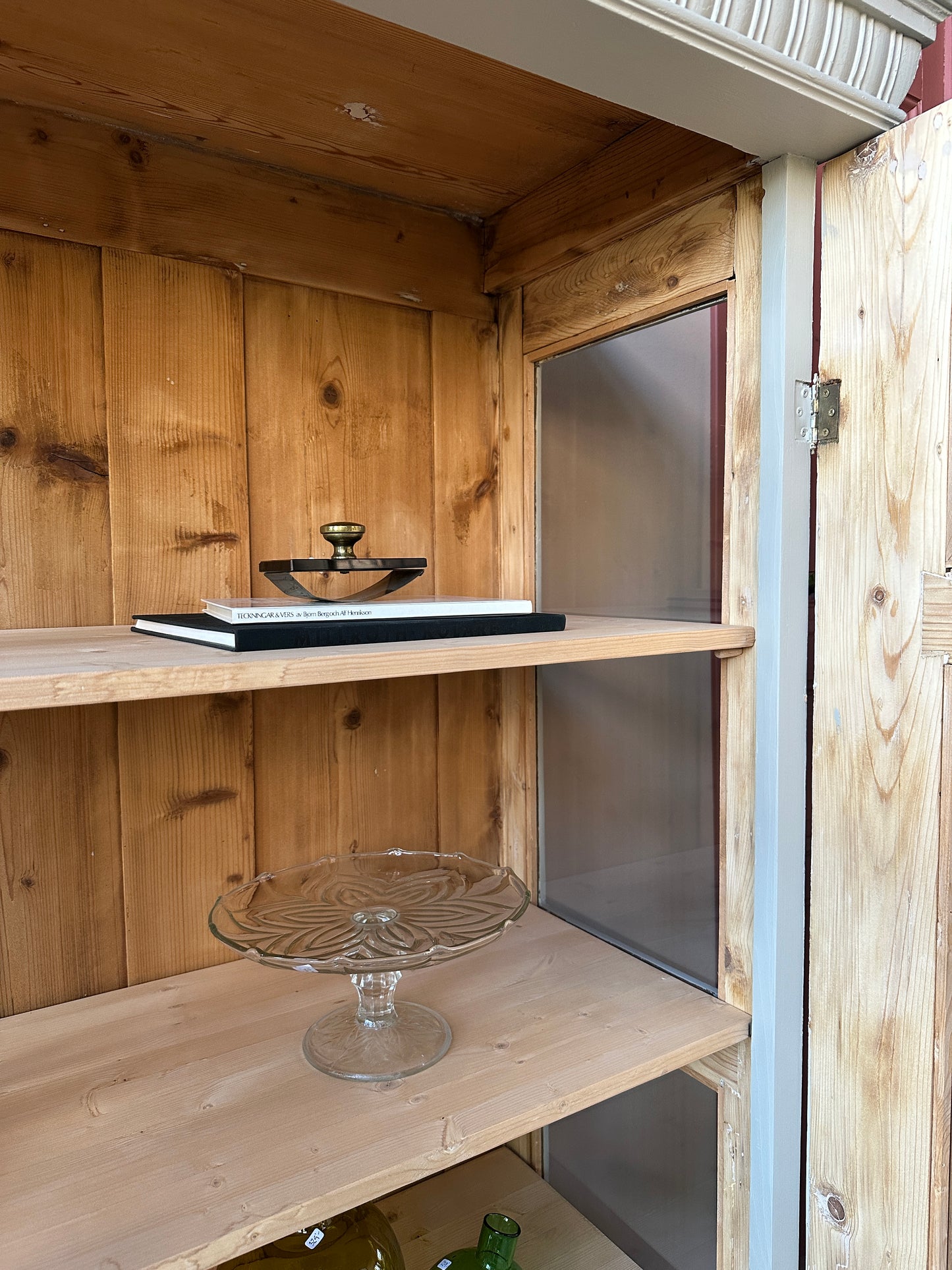 Ett gammalt vackert vitrinskåp med många vackra detaljer.
Skåpet har vitringlas även i sidorna för vackert ljusinsläpp. Längst ner finns en bred praktisk låda med porslinsknoppar.