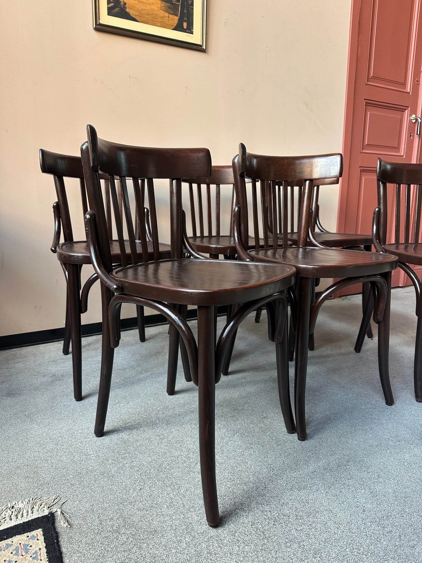 Ett set med 6 st gamla, fina stolar. Dessa har sannolikt stått på någon ungersk restaurang eller bar tidigare.