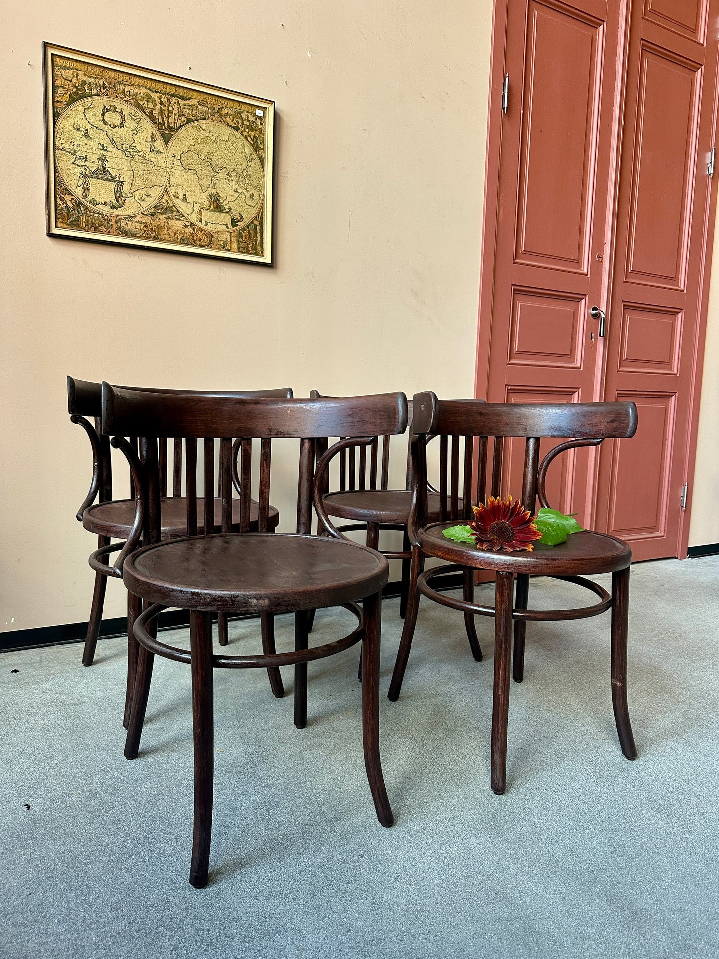 Ett set med 4 st gamla, fina och stora karmstolar. Dessa har sannolikt stått på någon ungersk restaurang eller bar tidigare.