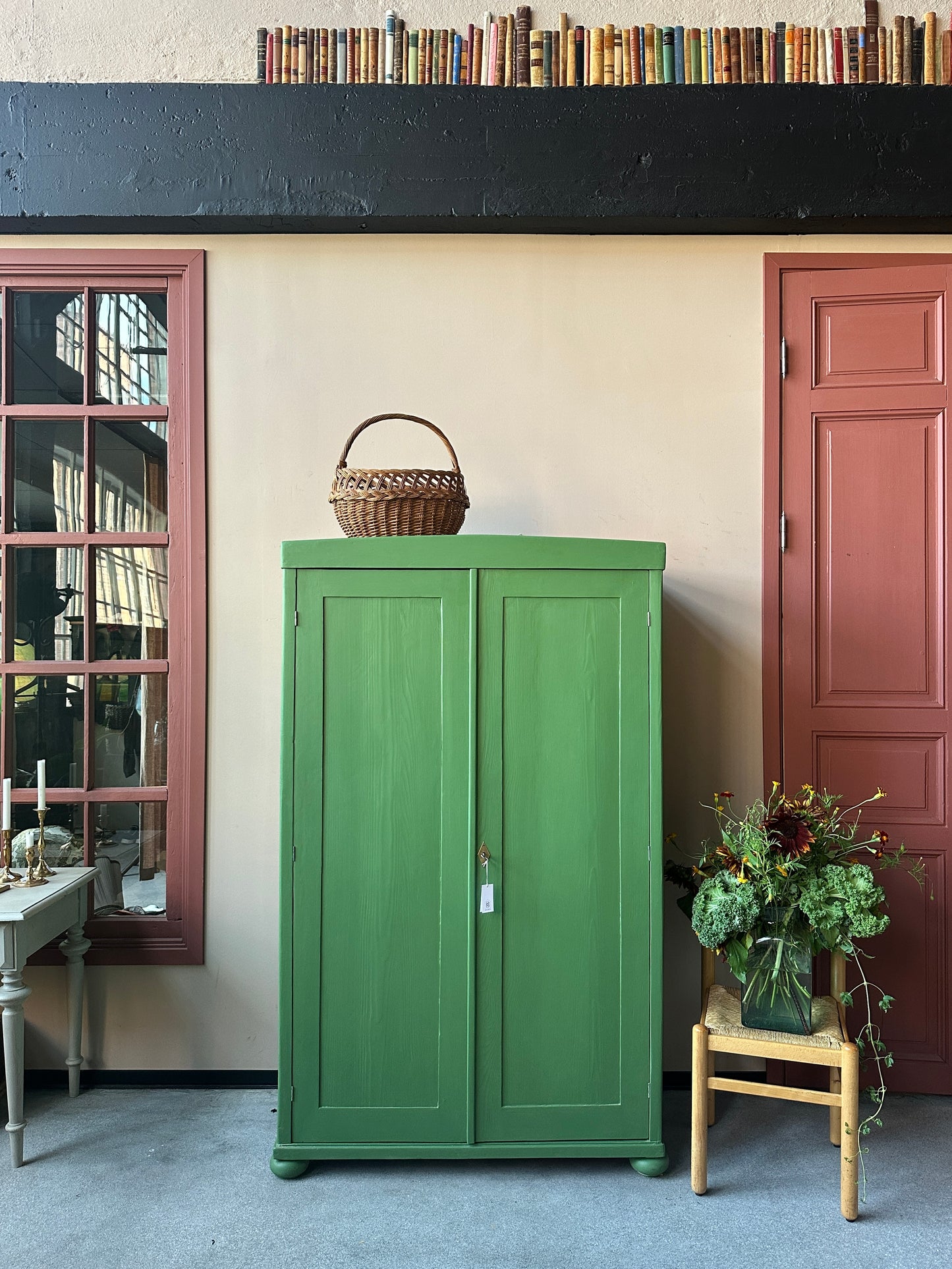 Ett gammalt vackert grönt linneskåp med raka former och färre detaljer