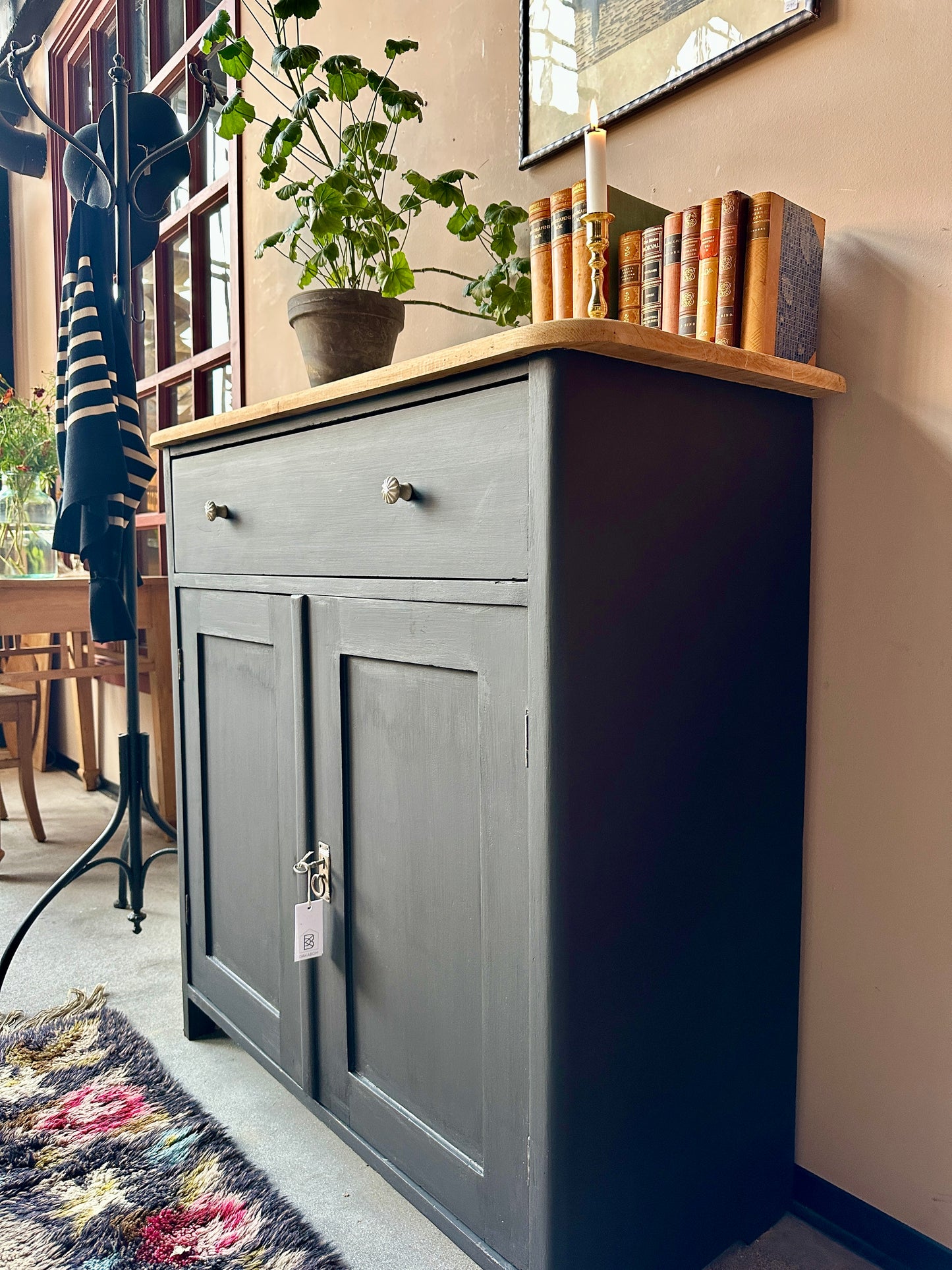 En gammal, vacker kommod med fina detaljer.
Bakom dörrarna döljer sig gott om förvaring, liksom i den rejäla lådan med vackra porslinsknoppar i gammal stil