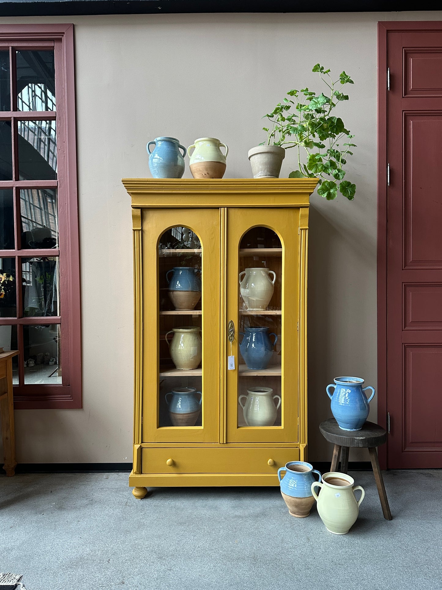 Ett gammalt, vackert vitrinskåp med fina detaljer i de rundade formerna och det arbetade krönet. Skåpet är endast 40 cm djupt mätt uppe på krönet!