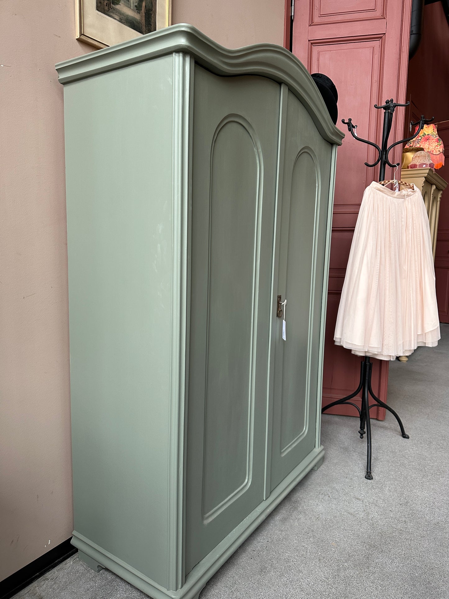 Ett gammalt vackert linneskåp med härliga former och fina detaljer.