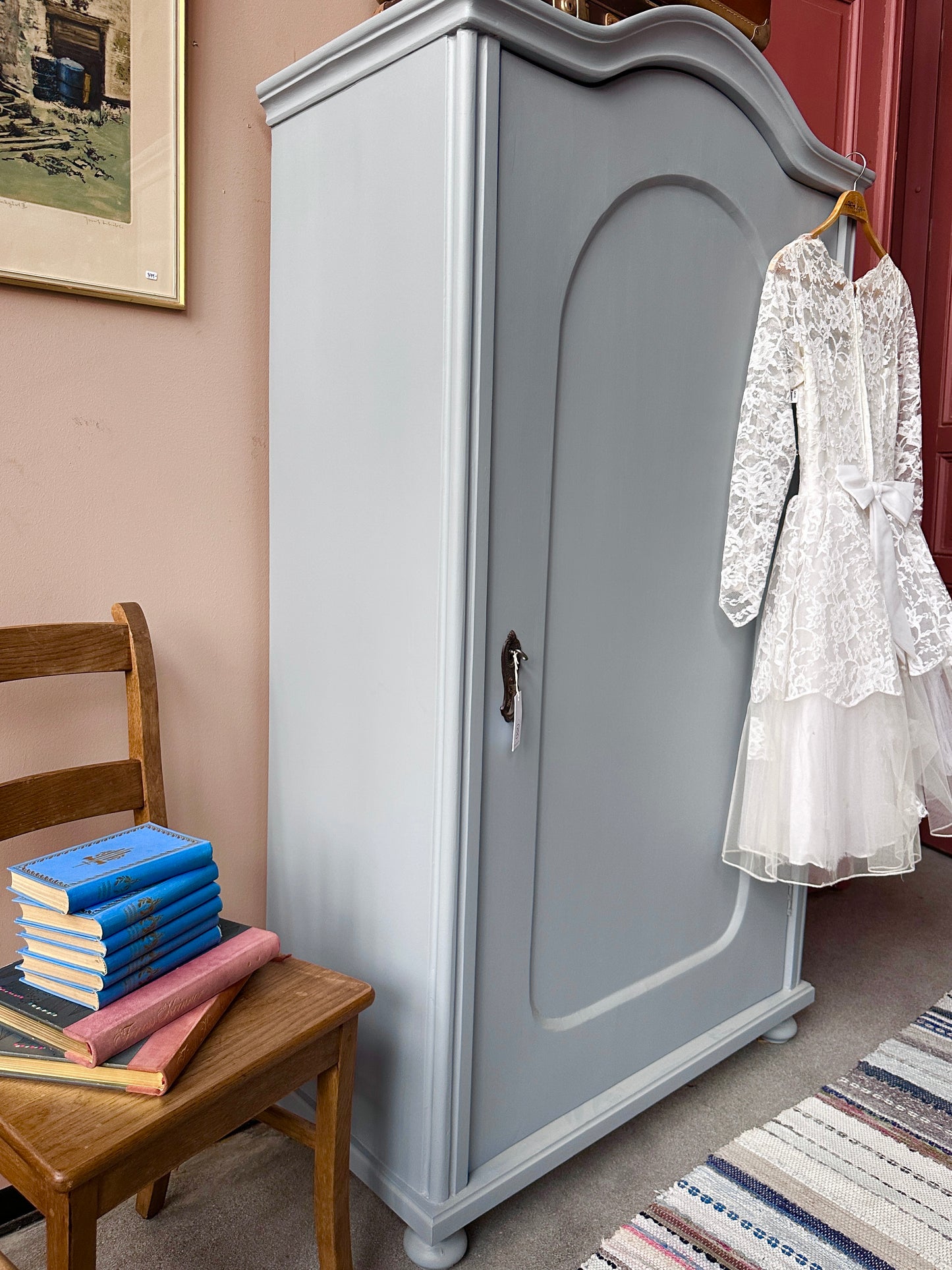 Ett gammalt vackert linneskåp med en högerhängd dörr och härliga former.
Skåpet har i dagsläget 3 st nya och fräscha hyllplan