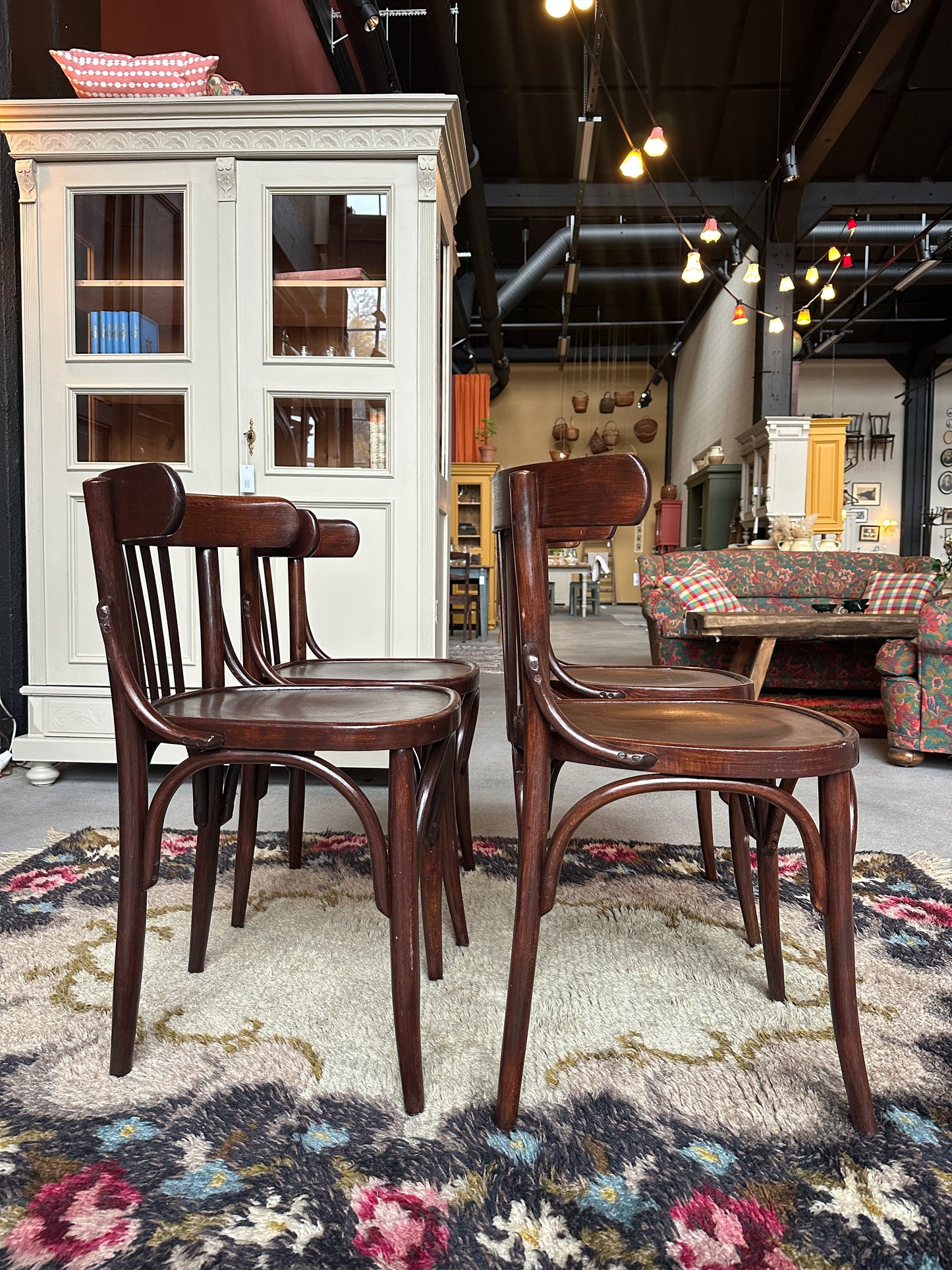 Ett set med 4 st gamla, fina stolar. Dessa har sannolikt stått på någon ungersk restaurang eller bar tidigare