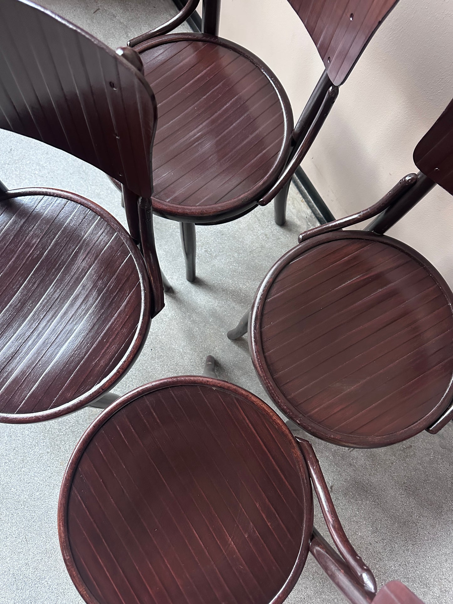 Bruna sitsar på 4 st stolar. Bild tagen uppifrån.