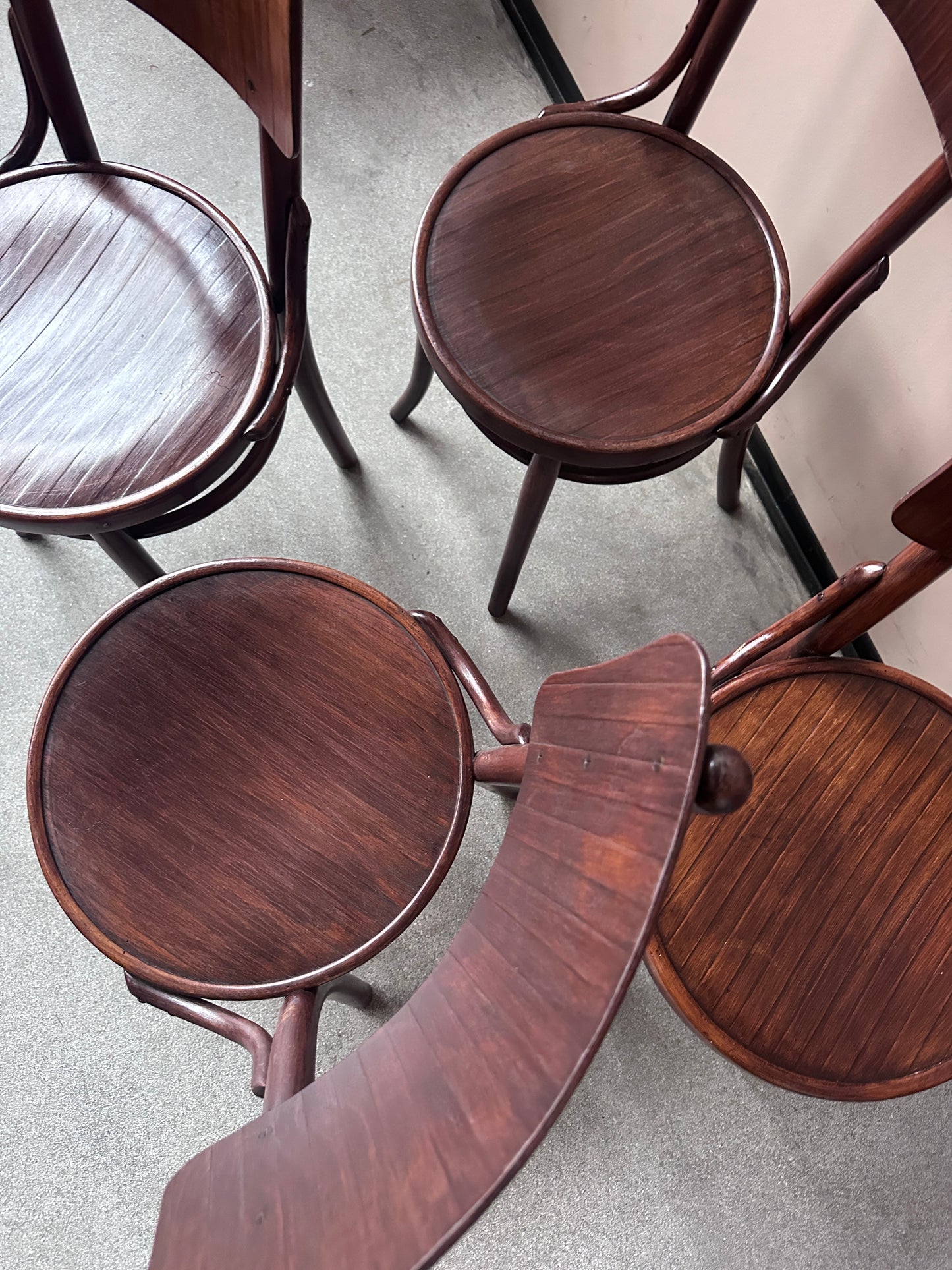 4 st bruna stolssitsar. Bild tagen uppifrån.