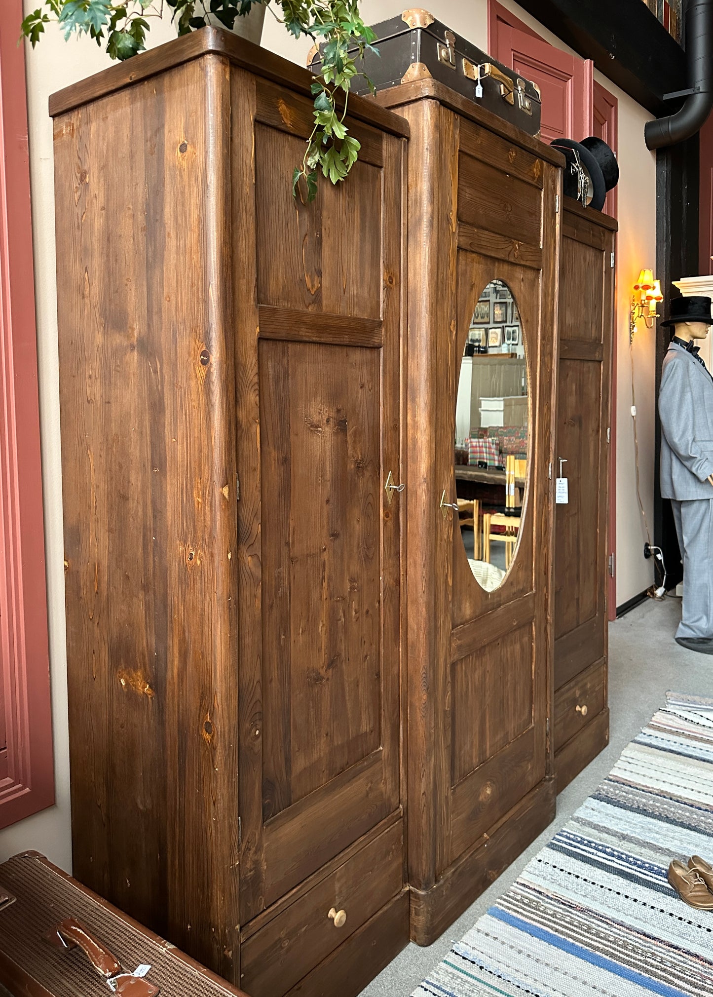 Ett stort gammalt, vackert klädskåp med massor av möjlighet till förvaring. Förutom massor av hyllor bjuds här klädstång och 3 st praktiska lådor