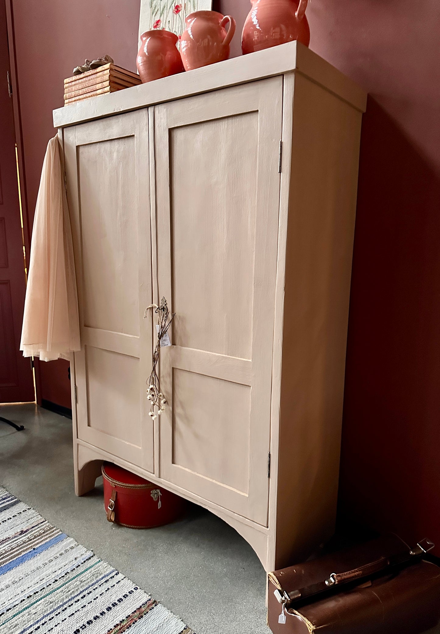 Ett gammalt vackert och nätt linneskåp i en härlig rosa nyans.