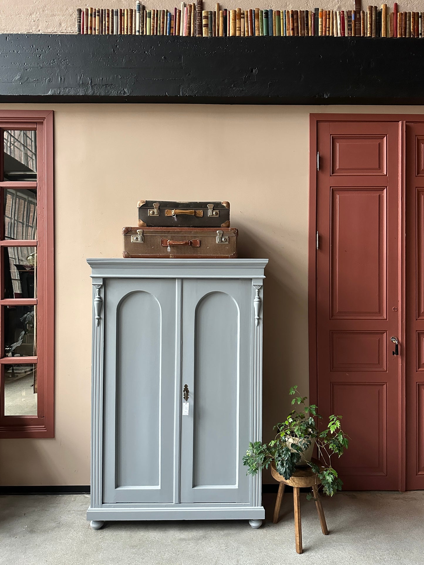 Ett gammalt vackert linneskåp med härliga former och fina detaljer. 