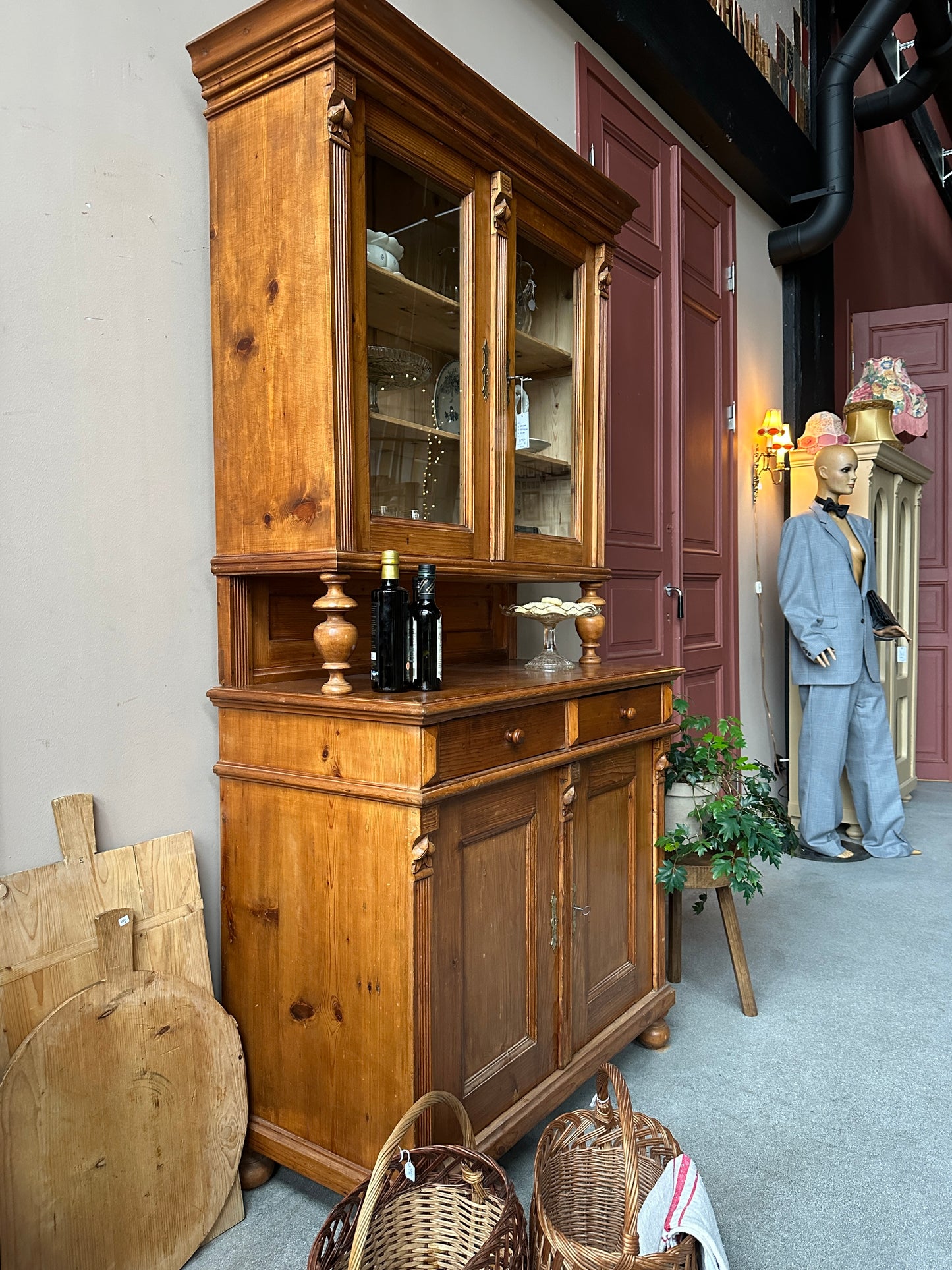 Trärent köksskåp mot ljus vägg