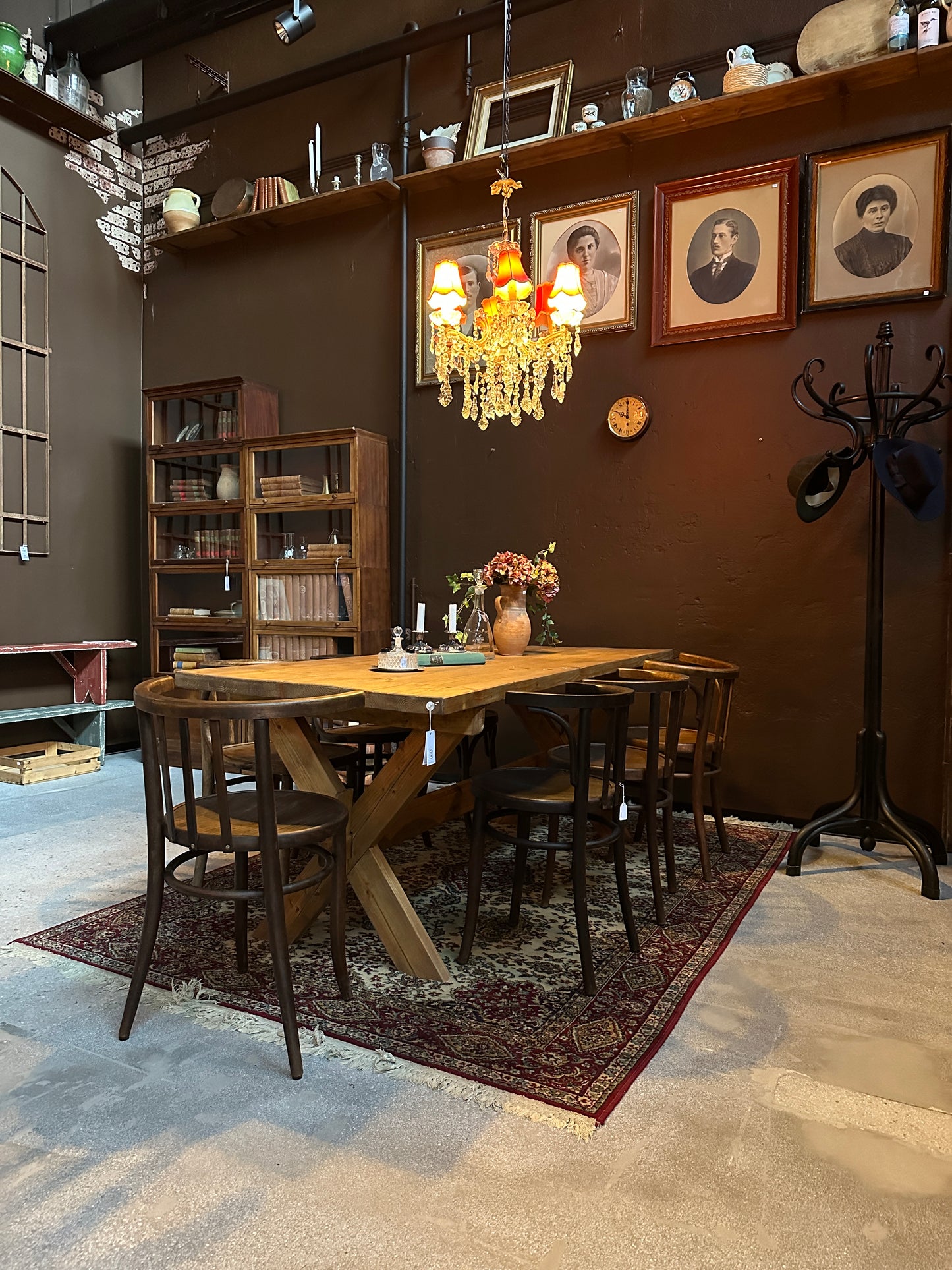 Matbordet är av furu och har en härlig patina på bordsskivan som är ytbehandlad med en Pigmenterad hårdvaxolja för skydd