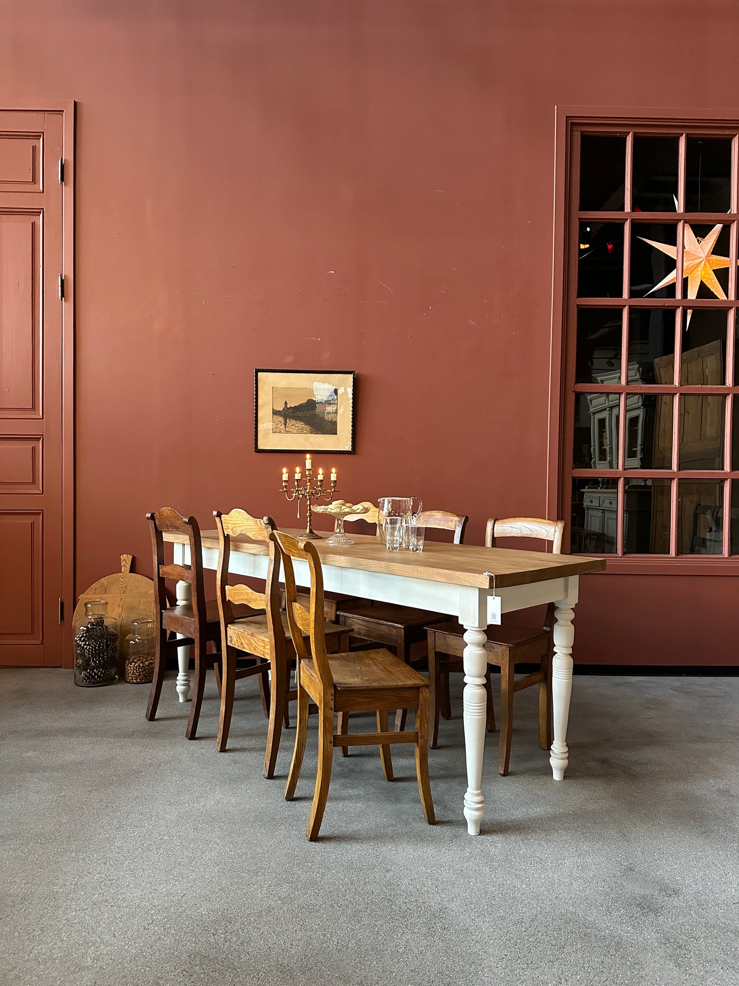 Ett vackert lite smalare matbord med en gammal återvunnen bordsskiva av vackra plank med härlig patina