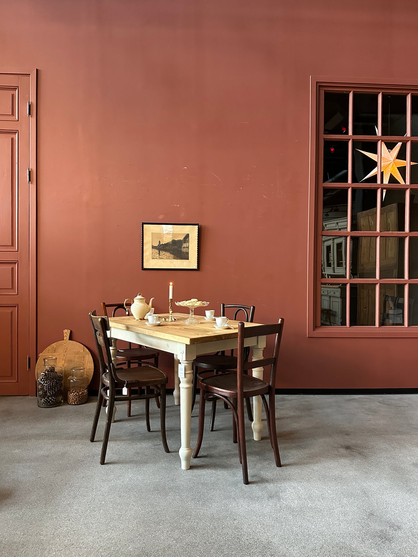 Ett lite mindre bord för det lilla köket med en gammal återvunnen bordsskiva.
Bordets underrede är nytillverkat med svarvade ben