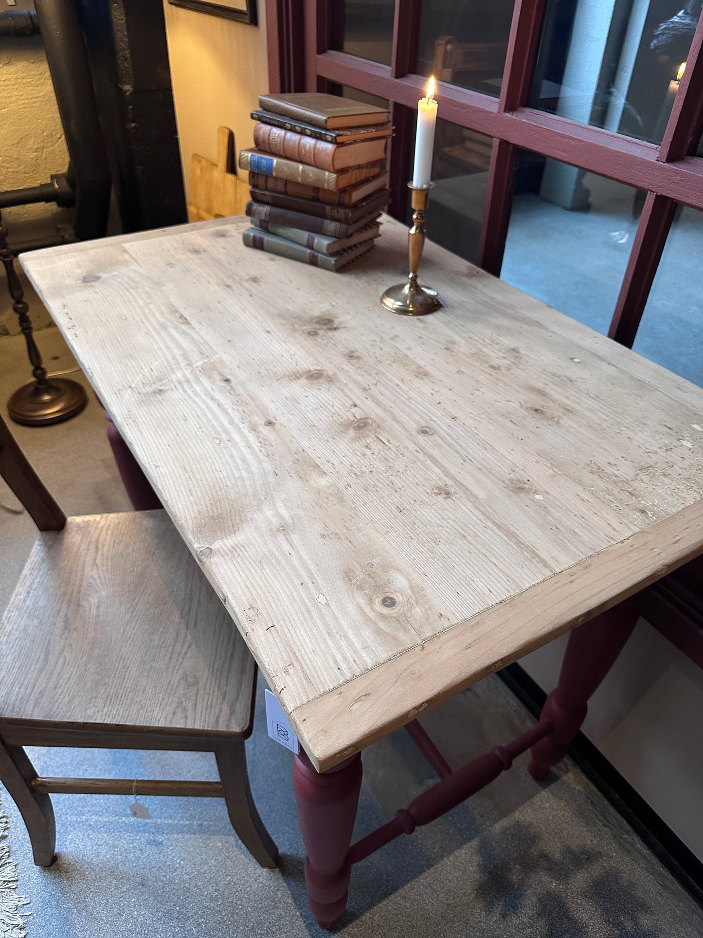 Ett vackert gammalt bord med nätta mått som passar för både det mindre köket som planteringsbord i växthuset