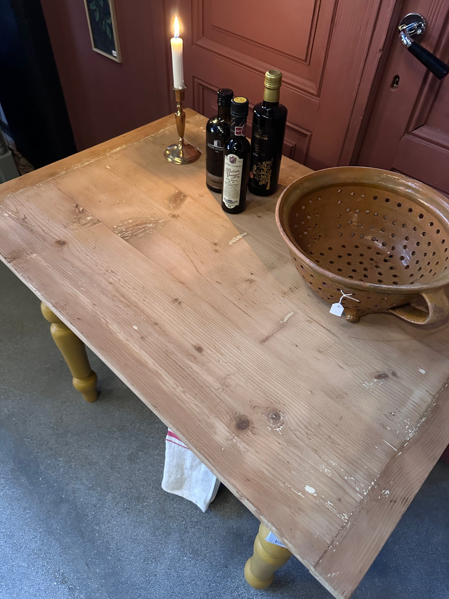 Ett vackert gammalt bord med nätta mått som passar för både det mindre köket som planteringsbord i växthuset