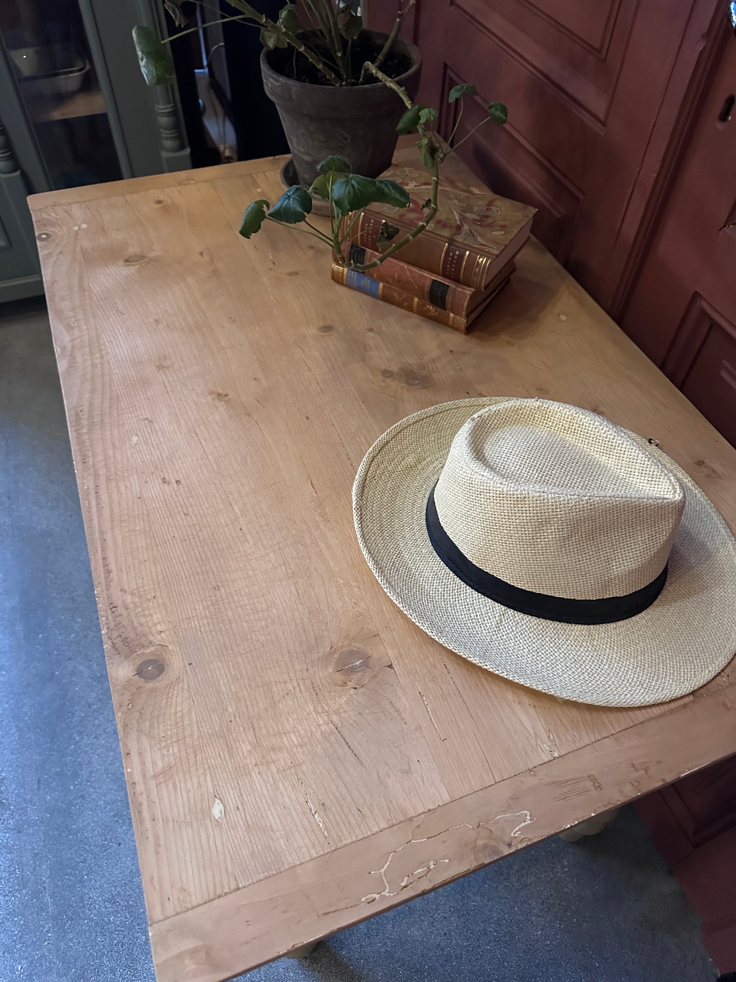 Ett vackert gammalt bord med nätta mått som passar för både det mindre köket som planteringsbord i växthuset