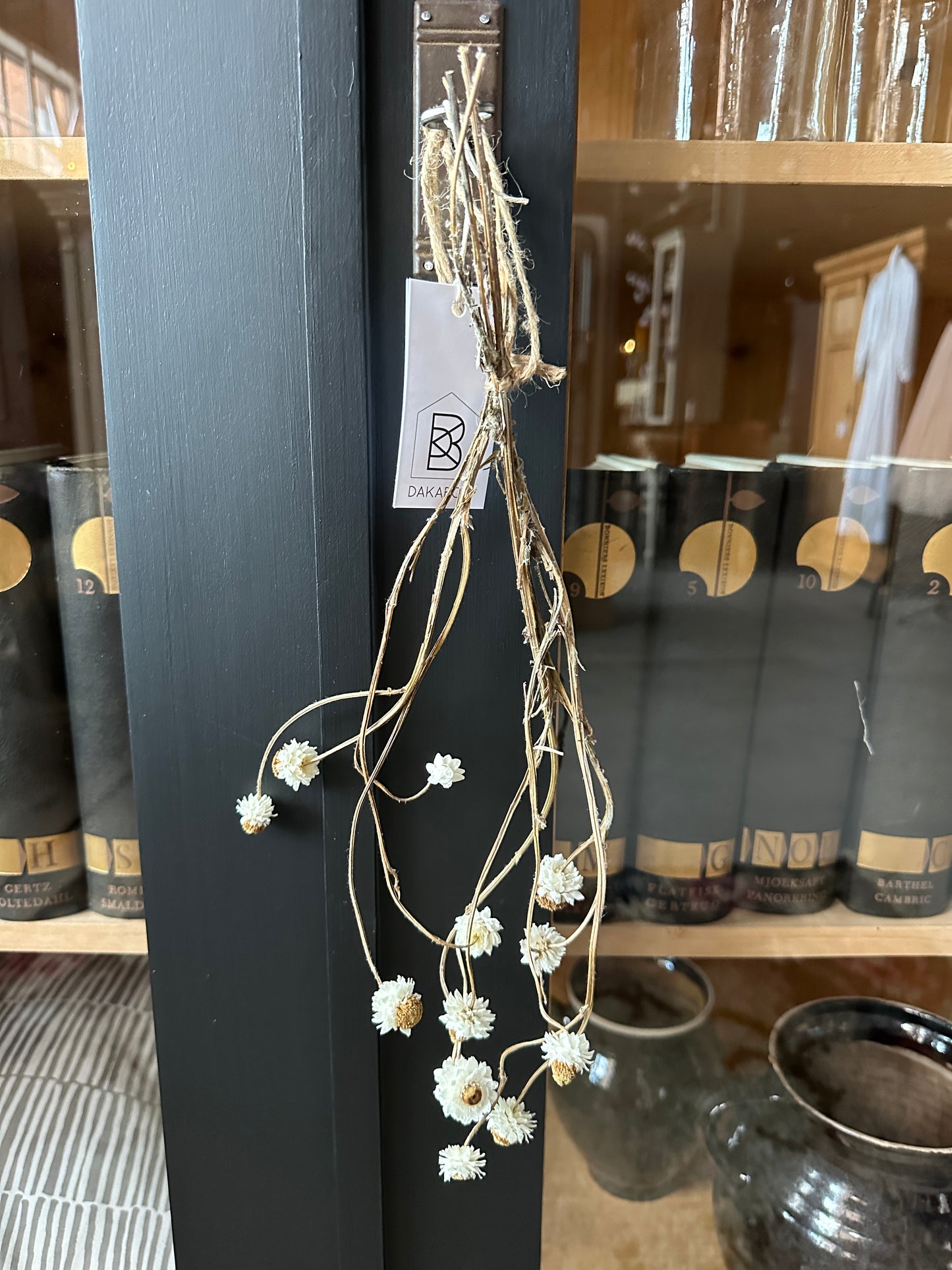 Ett gammalt, vackert vitrinskåp med rundad överkant.Skåpet har två glasdörrar.