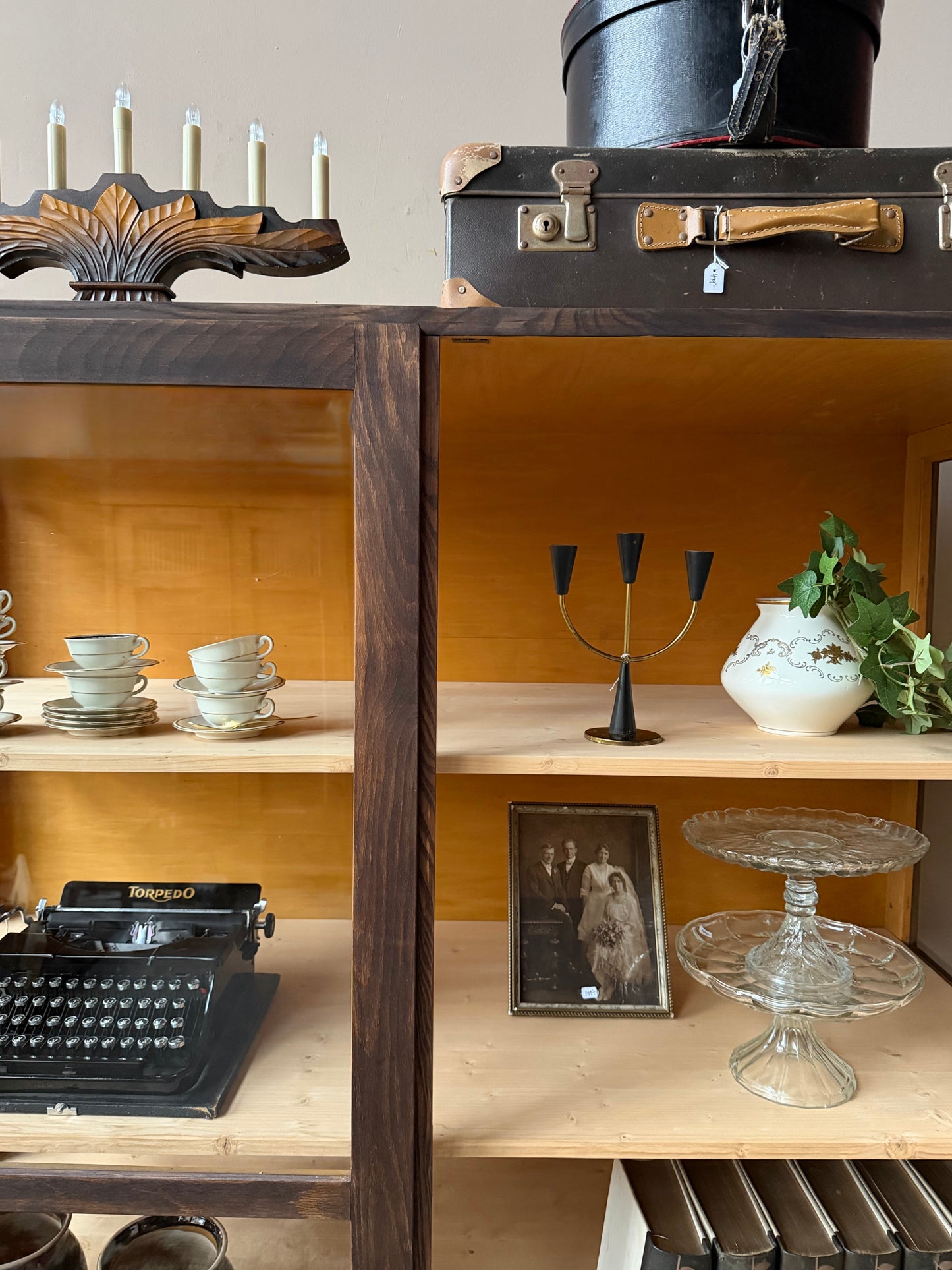 Ett gammalt, vackert vitrinskåp med rak överkant. Praktiskt skåp som rymmer mycket och fint att placera inredningsdetaljer och skapa olika stilleben utefter säsong på skåpet.
Skåpet har två öppningsbara dörrar i glas. Skåpet har i dagsläget 3 st nya och fräscha hyllplan, vi kan sätta in fler om det önskas. Skåpet är varsamt renoverat.