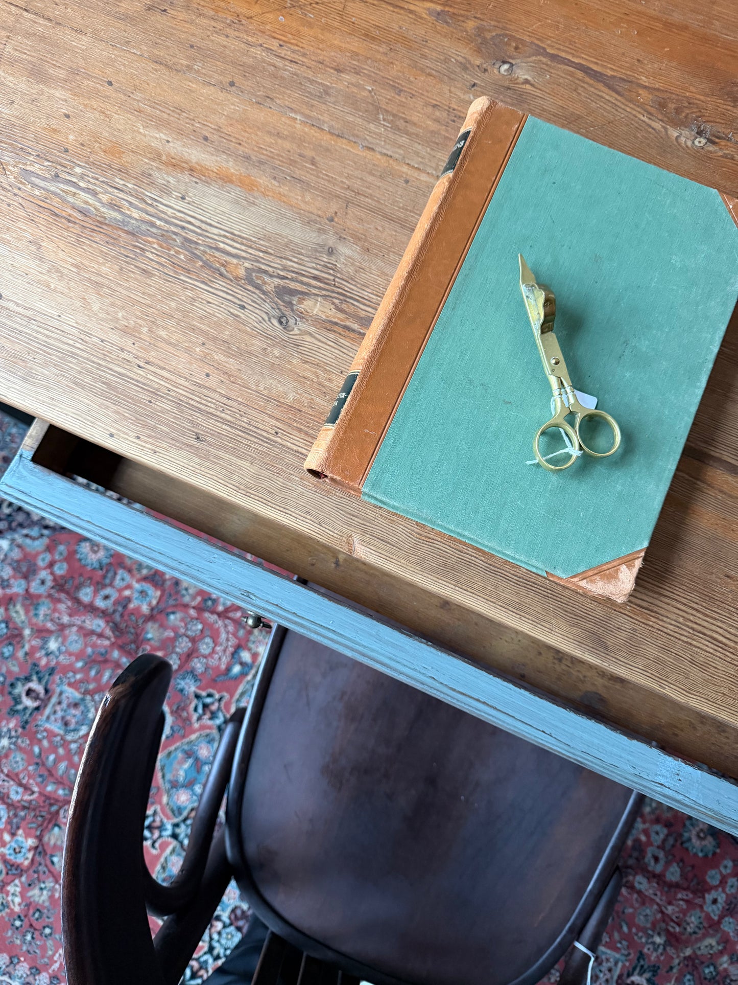 Ett otroligt vackert sideboard som även kan användas som skrivbord.Bordet har en låda med vackert beslag.Bordet är gammalt och sedan tidigare målat i en grågrön nyans med lite nött finish.Bordet är gammalt och vissa mindre skavanker kan förekomma.