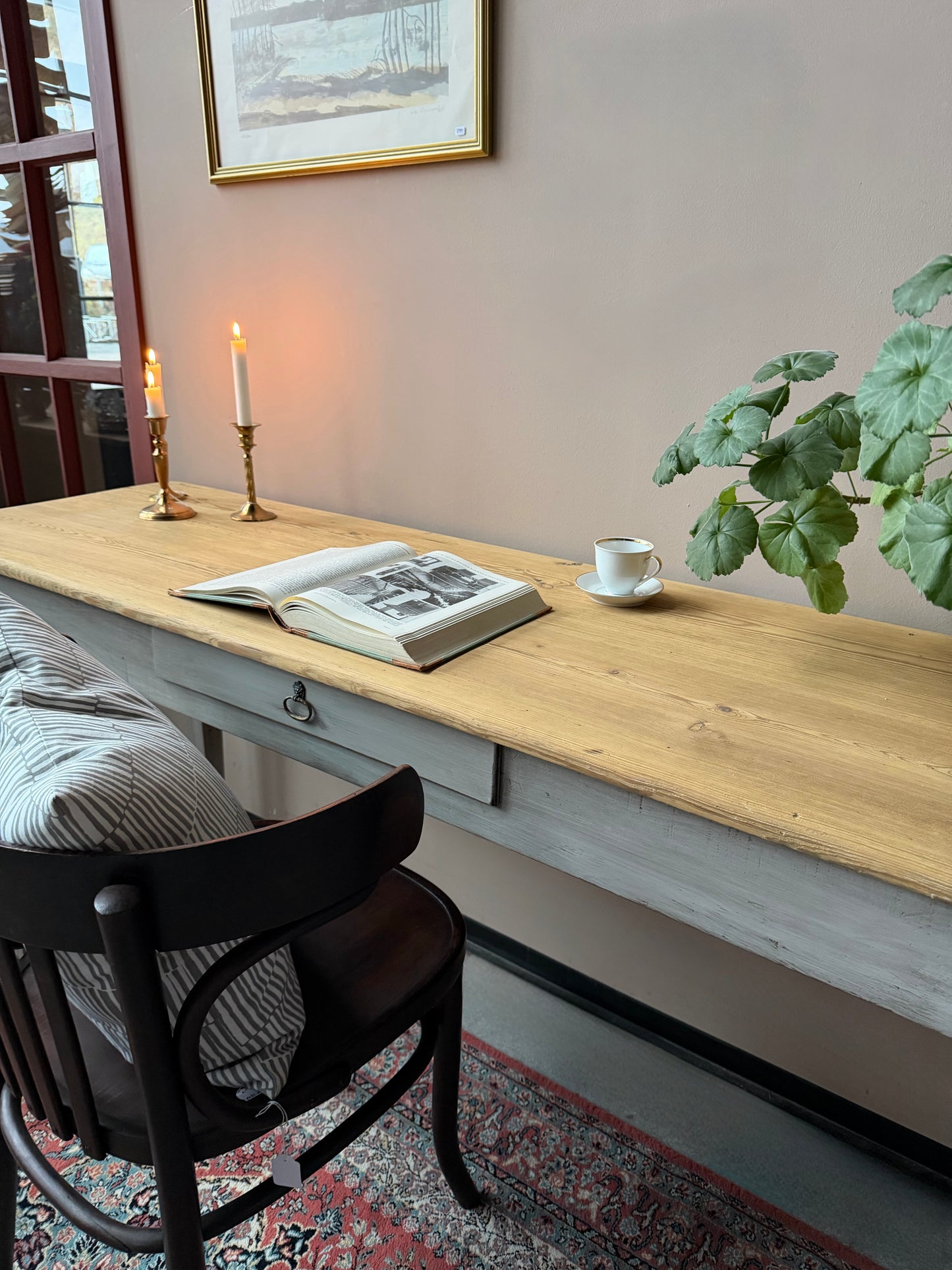 Ett otroligt vackert sideboard som även kan användas som skrivbord.Bordet har en låda med vackert beslag.Bordet är gammalt och sedan tidigare målat i en gråaktig nyans med lite nött finish.Bordet är gammalt och vissa mindre skavanker kan förekomma.