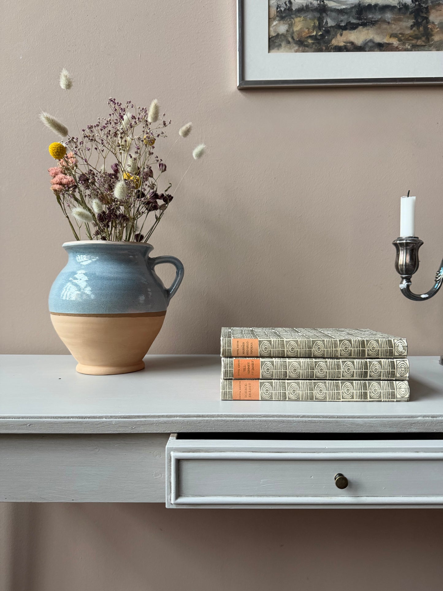 Ett otroligt vackert sideboard/skrivbord med lite nättare mått och tunna eleganta ben med snidade små spår som dekoration.Bordet är gammalt och sedan tidigare målat i en ljusgrå nyans med lite nött finish.