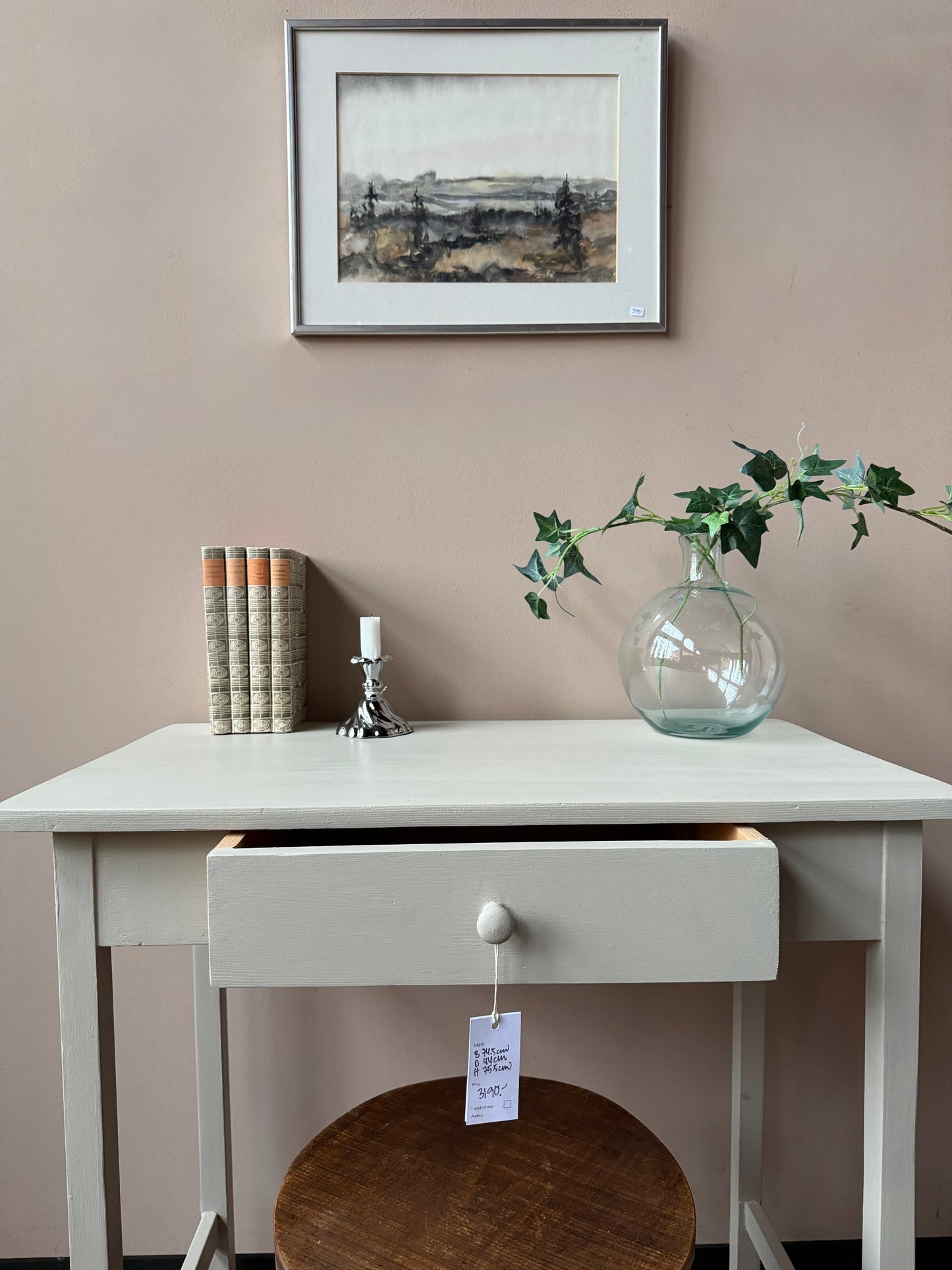 Ett litet vackert sideboard/skrivbord med lite nättare mått.Perfekt till det mindre kontoret eller barnrummet. Bordet är gammalt och målat i en ljusgrå färg.