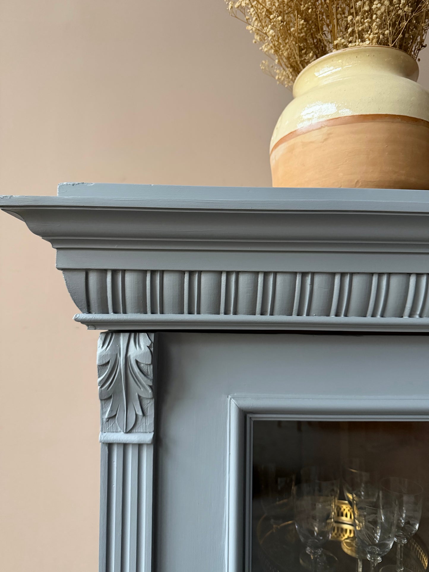 Ett gammalt vackert vitrinskåp med många vackra detaljer