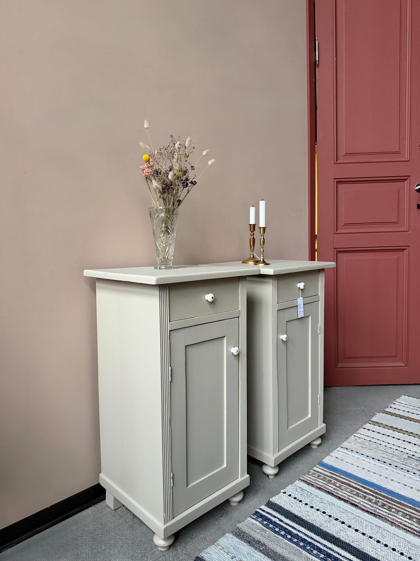 vå gamla vackra sängbord i enkel med stilig utformning med både låda och skåp. Både låda och skåp har fått nya nätta porslinsknoppar i äldre stil.