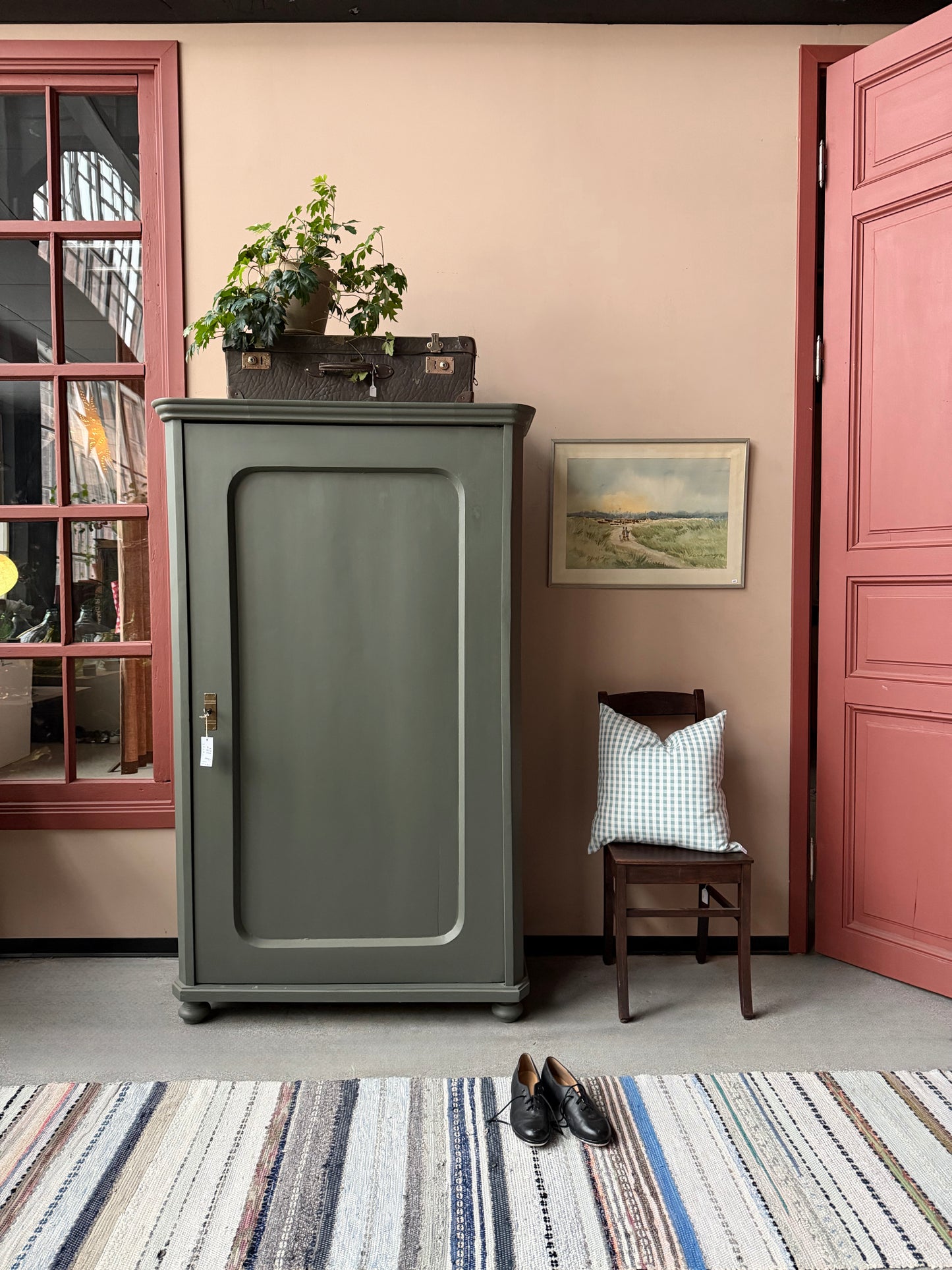 Ett gammalt vackert linneskåp med en högerhängd dörr och härliga former.