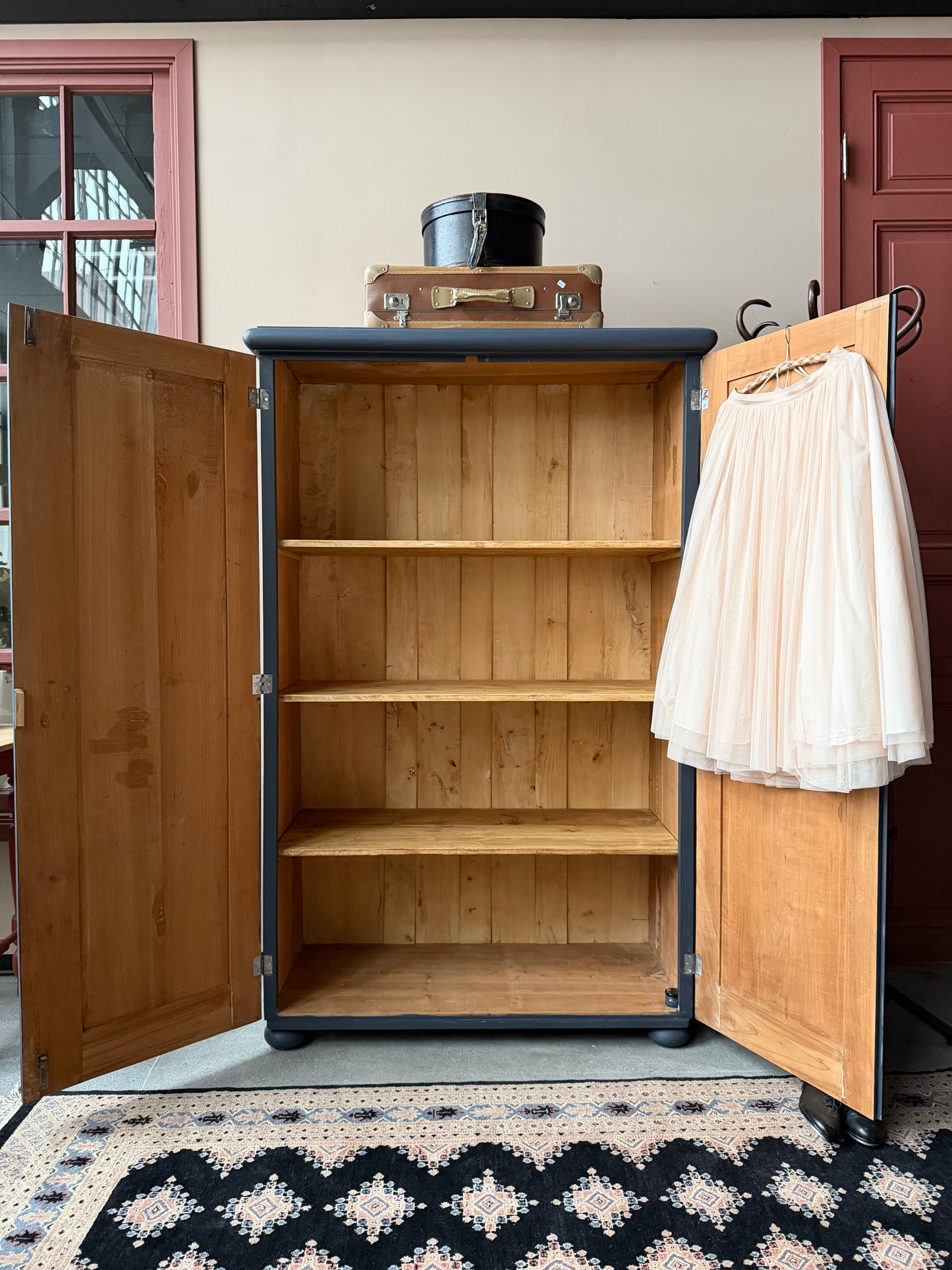 Ett gammalt vackert linneskåp med mjuka och raka former och profilerade speglar.