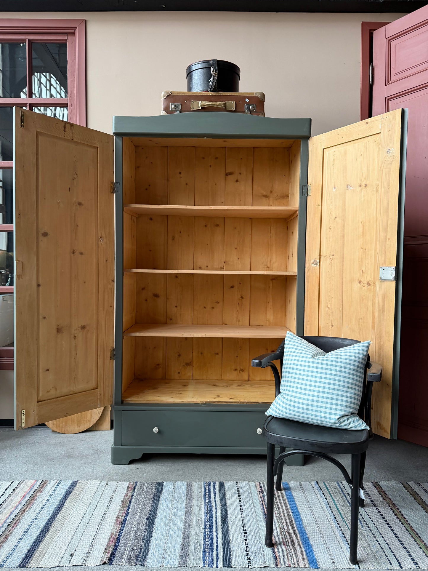 Ett gammalt vackert linneskåp med runda och raka former och profilerade speglar.