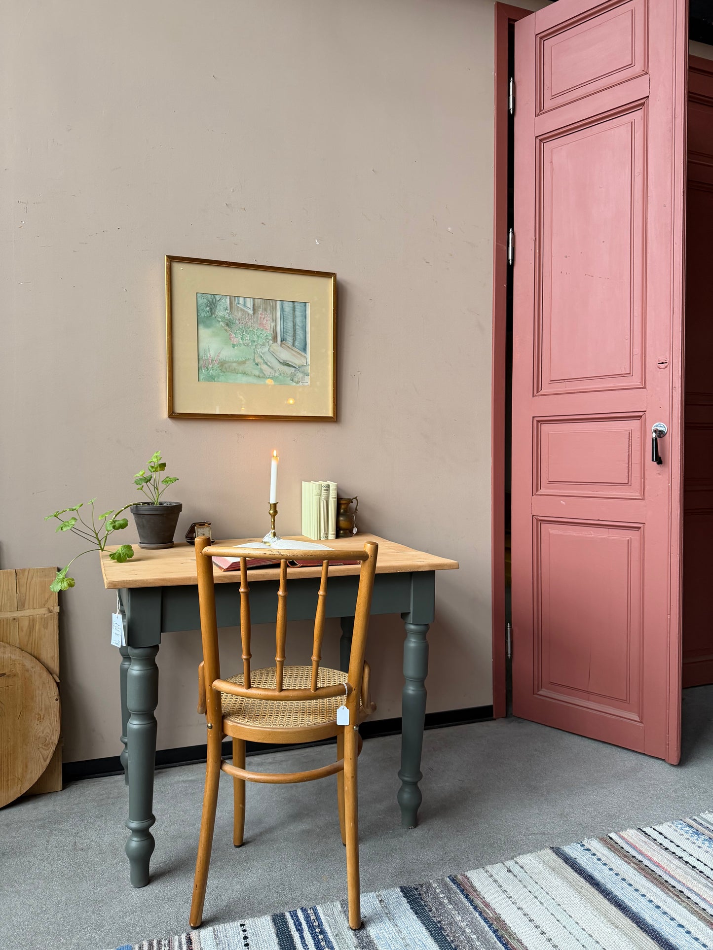 Ett vackert gammalt bord med nätta mått och svarvade ben som passar för både kontoret som skrivbord, det mindre köket eller planteringsbord i växthuset.