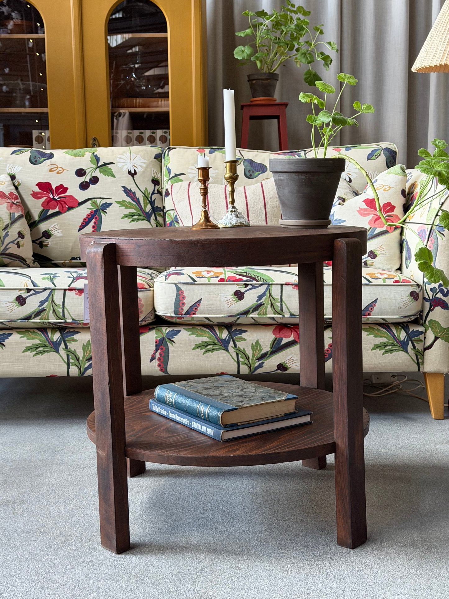 Ett gammalt vackert bord med runda former och ytterligare avställningsyta på en underhylla. Hela bordet är behandlat med en bivax för fin lyster och tålig skiva.