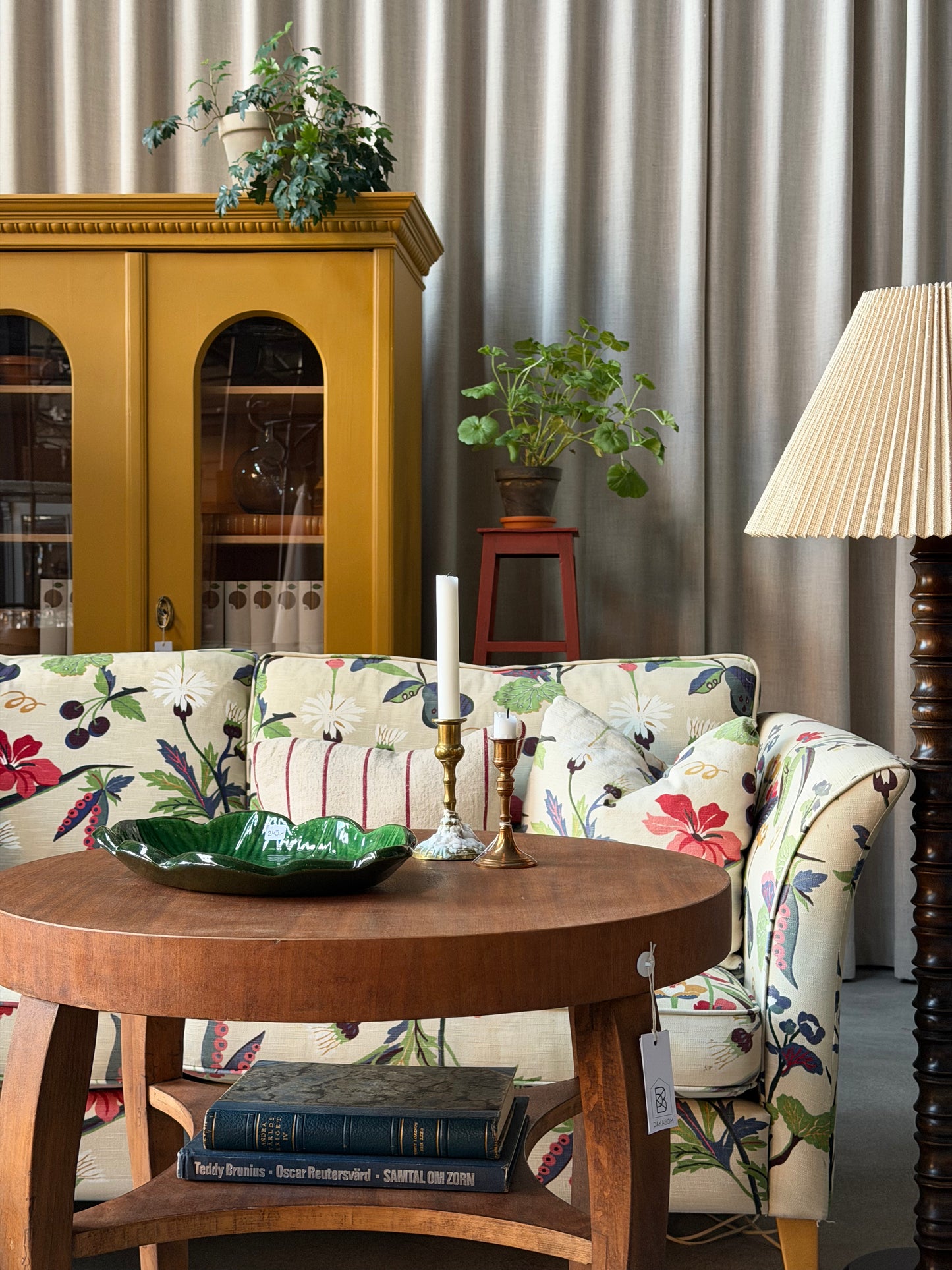 Ett gammalt vackert nätt bord med runda former och ytterligare avställningsyta på en underhylla.