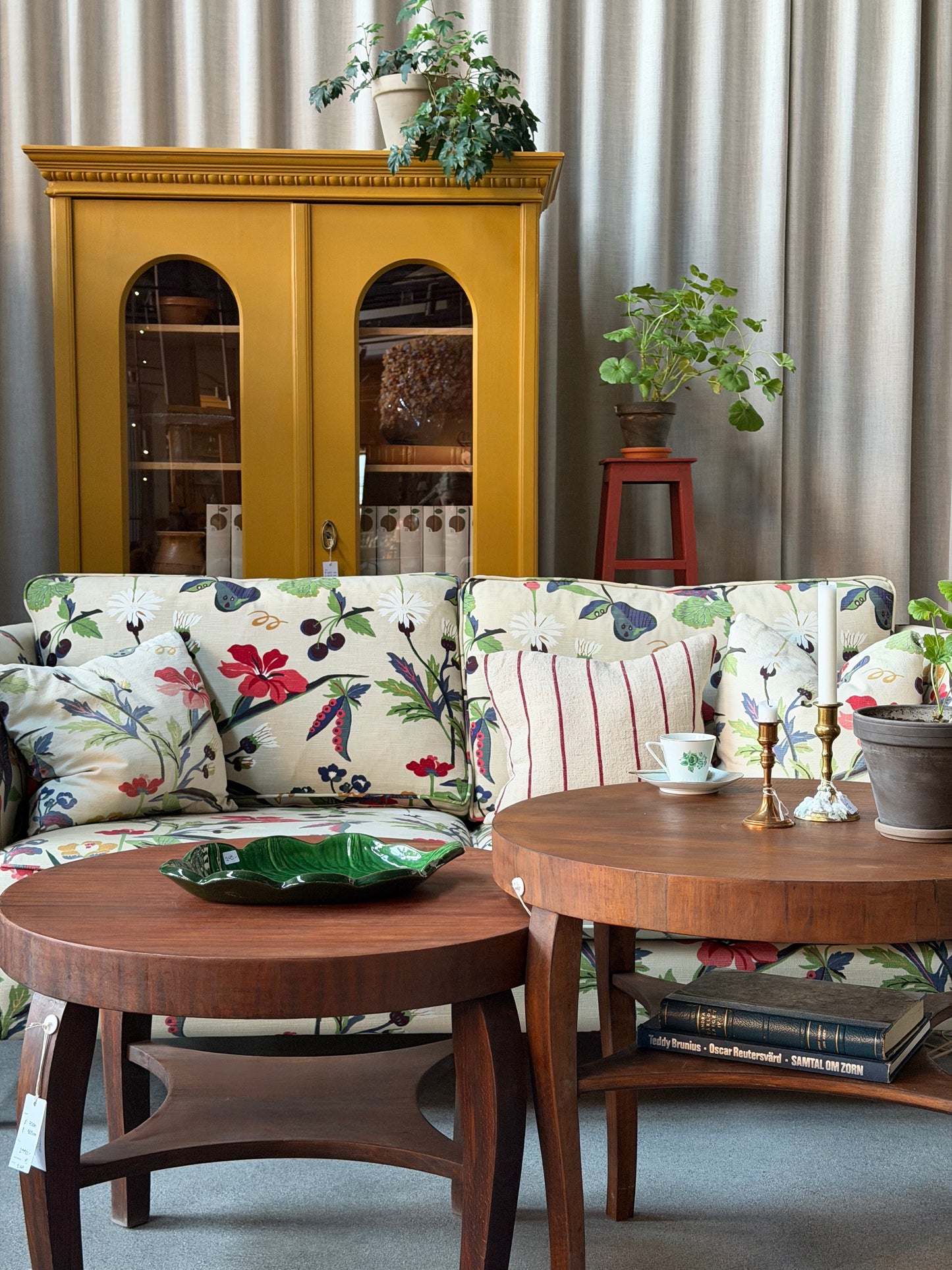 Ett gammalt vackert nätt bord med runda former och ytterligare avställningsyta på en underhylla.