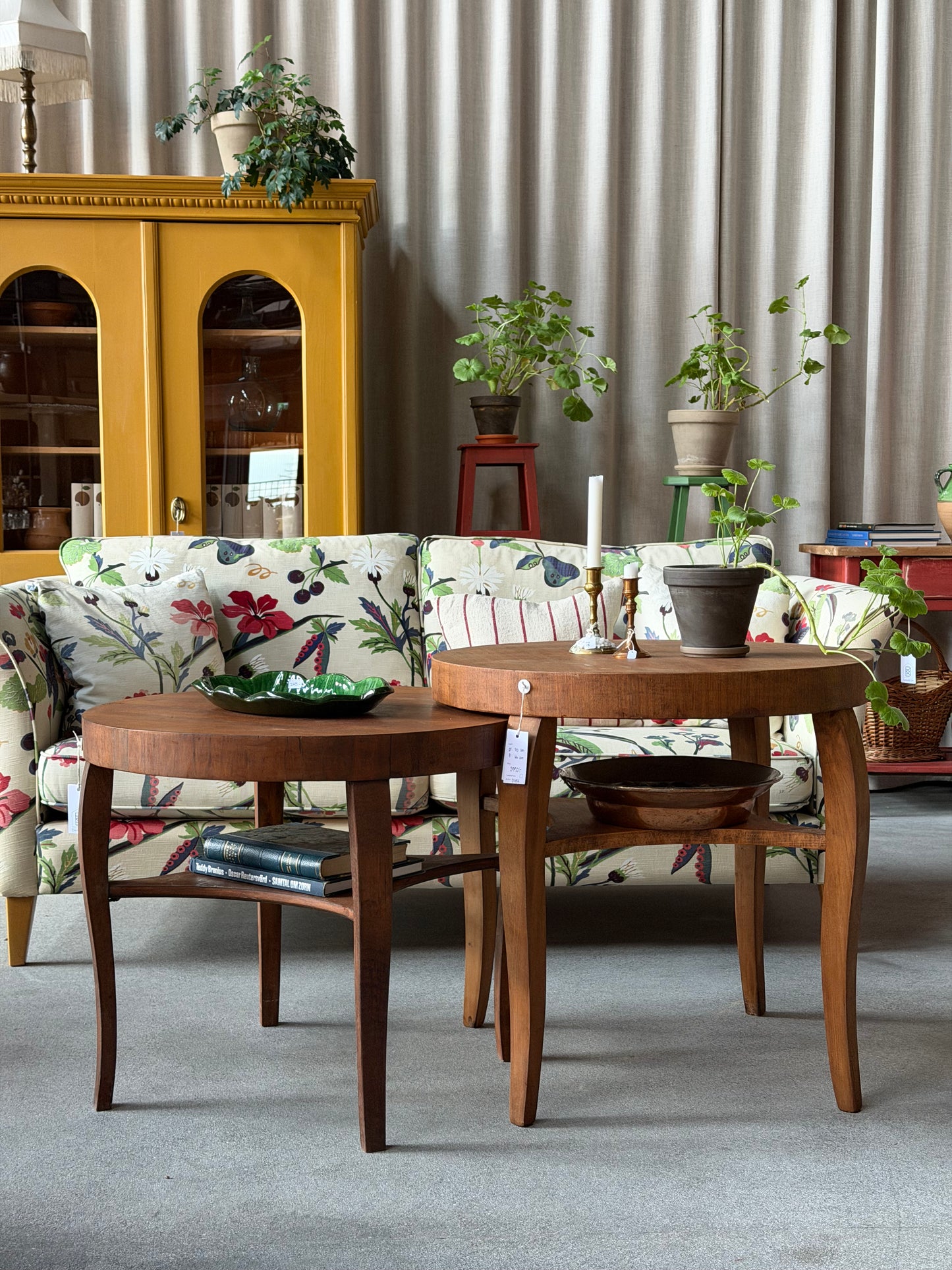 Ett gammalt vackert nätt bord med runda former och ytterligare avställningsyta på en underhylla.