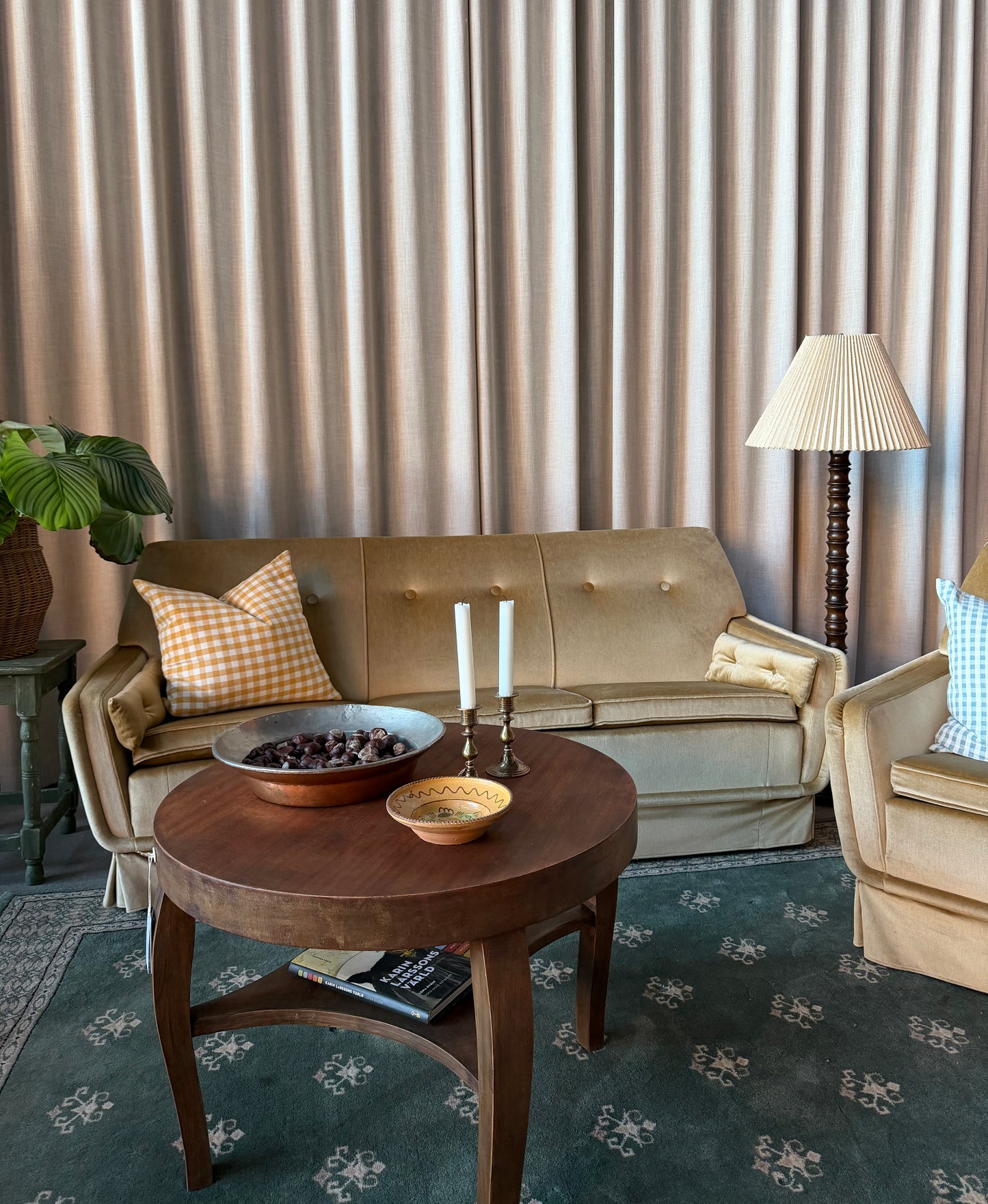 En ljus och ljuvlig champagnefärgad stoppad soffgrupp med en soffa och en tillhörande fåtölj i skön modell. Soffgruppen är gammal men i fint skick, vissa mindre skavanker kan förekomma.