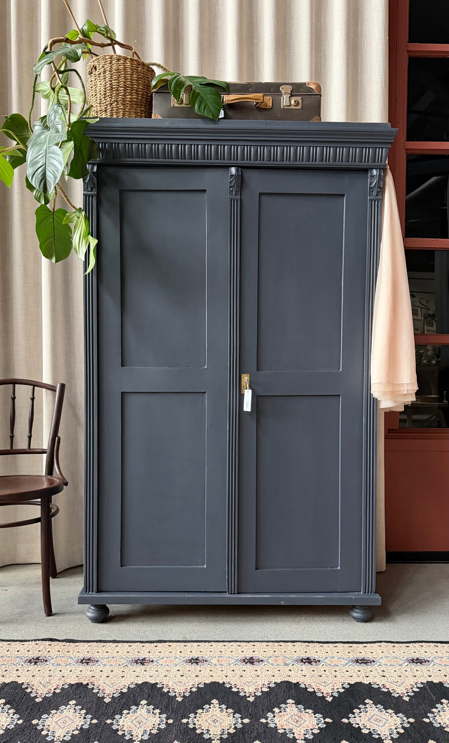 Ett gammalt fantastiskt vackert linneskåp med raka härliga former och fina detaljer. Skåpet har i dagsläget 3 st nya och fräscha hyllplan.