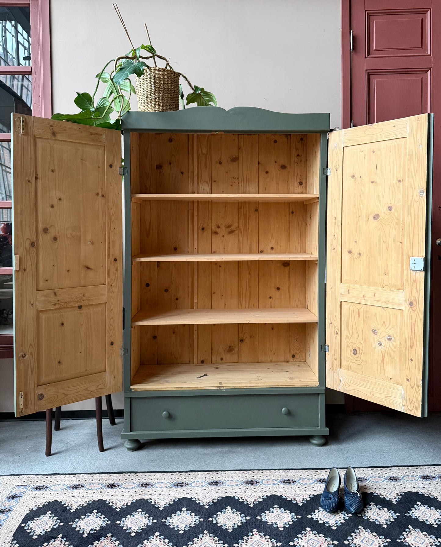 Ett gammalt vackert linneskåp med både runda och raka former och profilerade speglar.