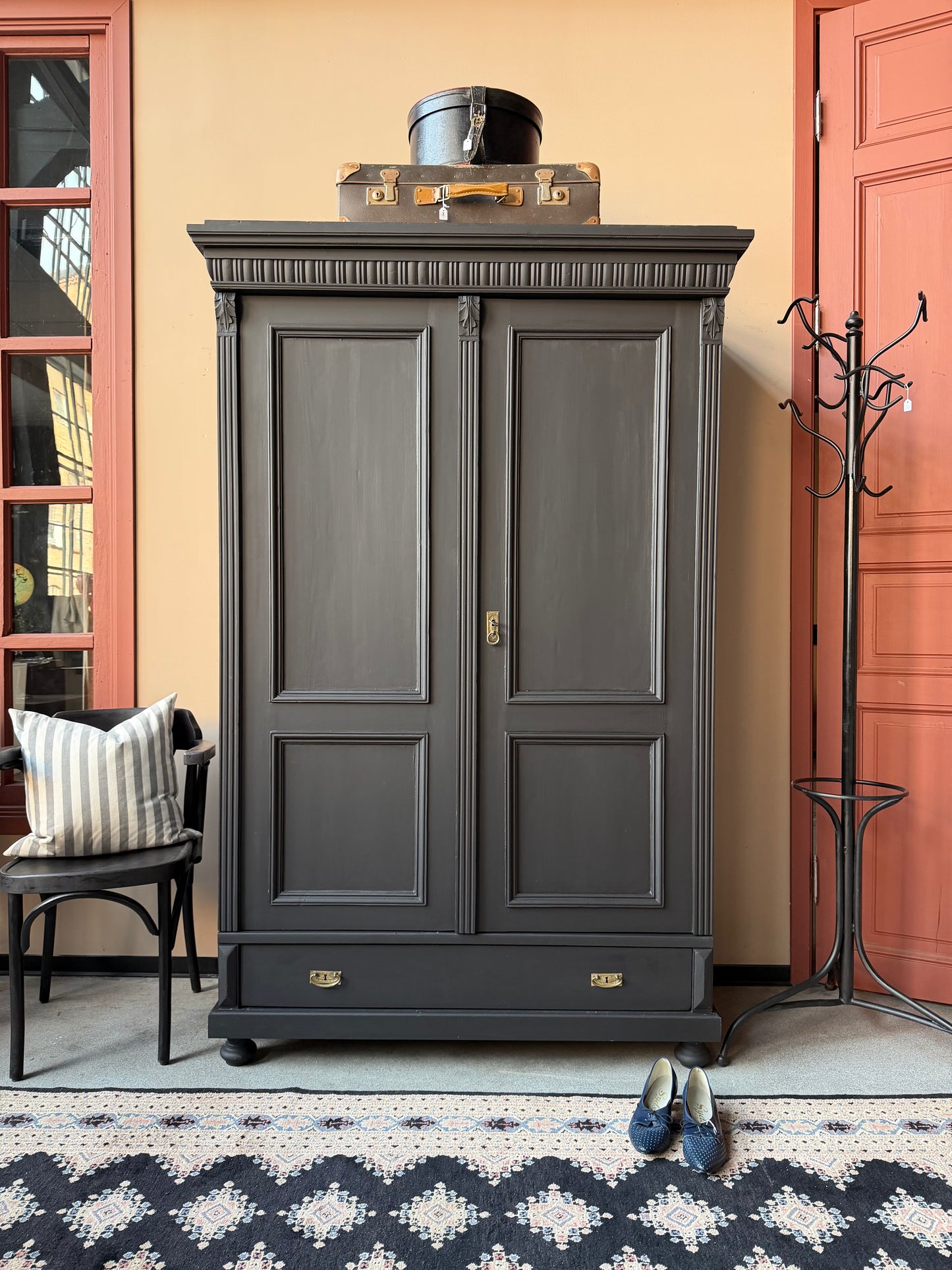 Ett gammalt vackert linneskåp med utsmyckade detaljer och profilerade speglar.