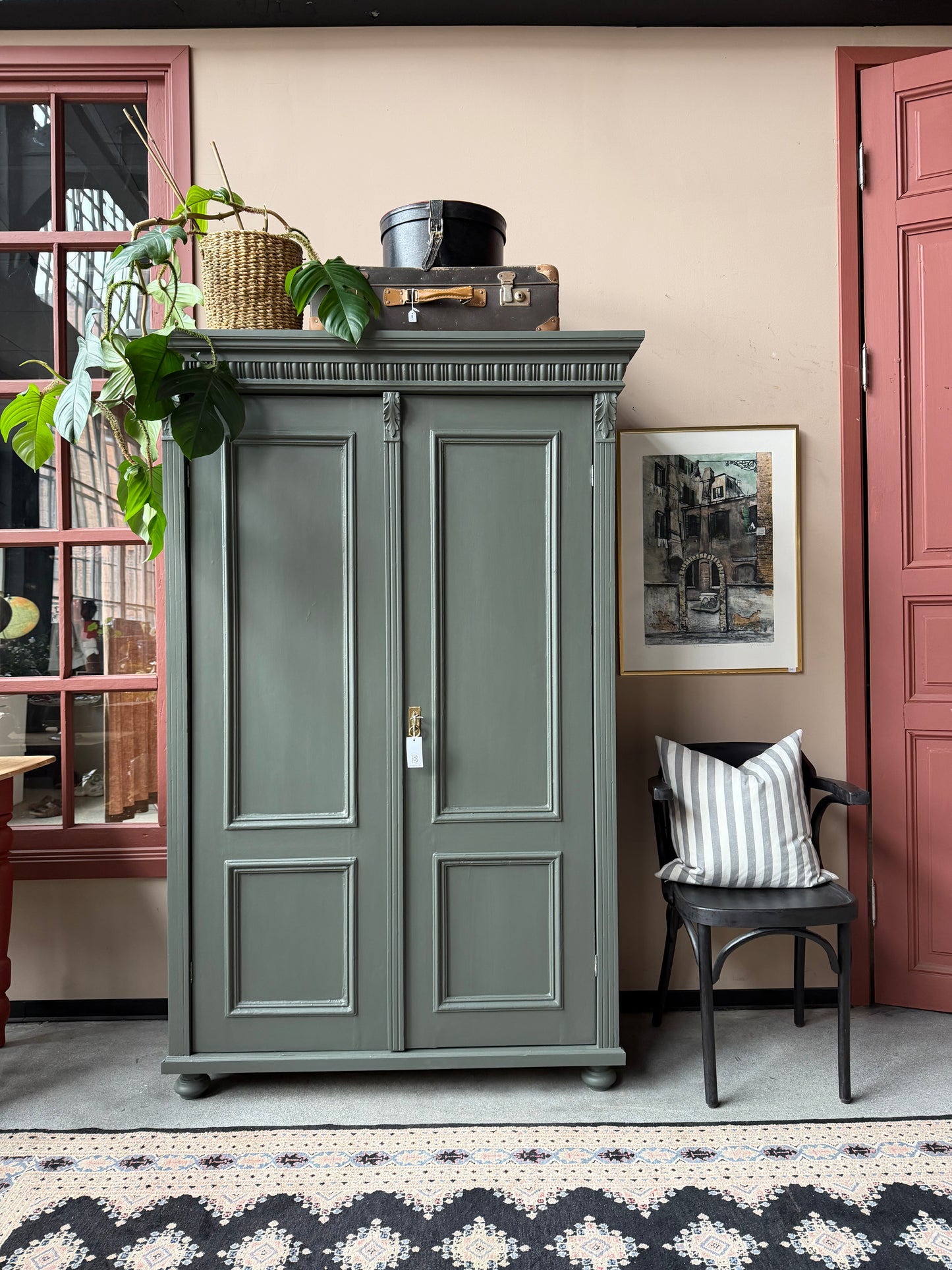 Ett gammalt vackert linneskåp med utsmyckade detaljer och profilerade speglar.