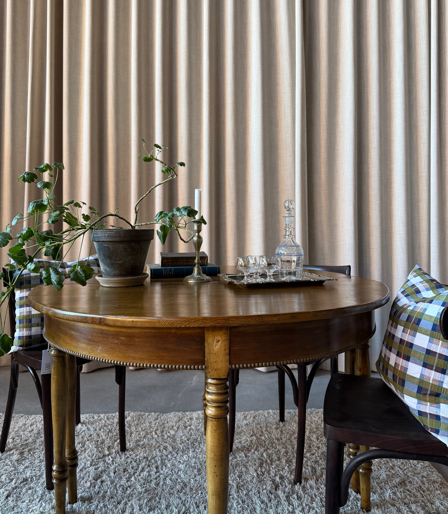 Två halvmånebord ihop.