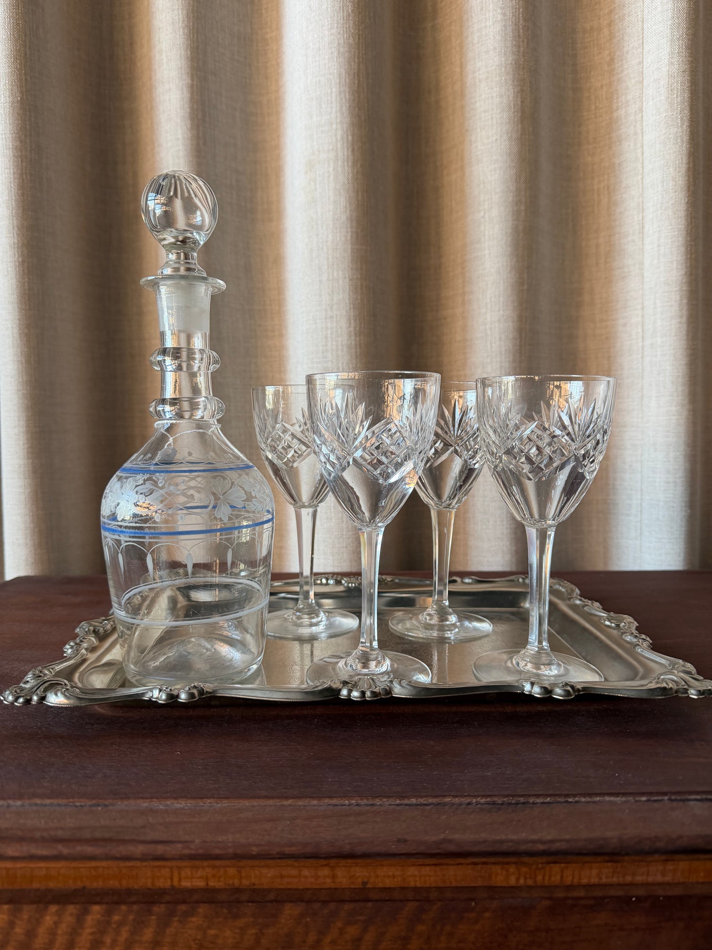 En gammal, fin och elegant skänk med tre vitrindörrar.